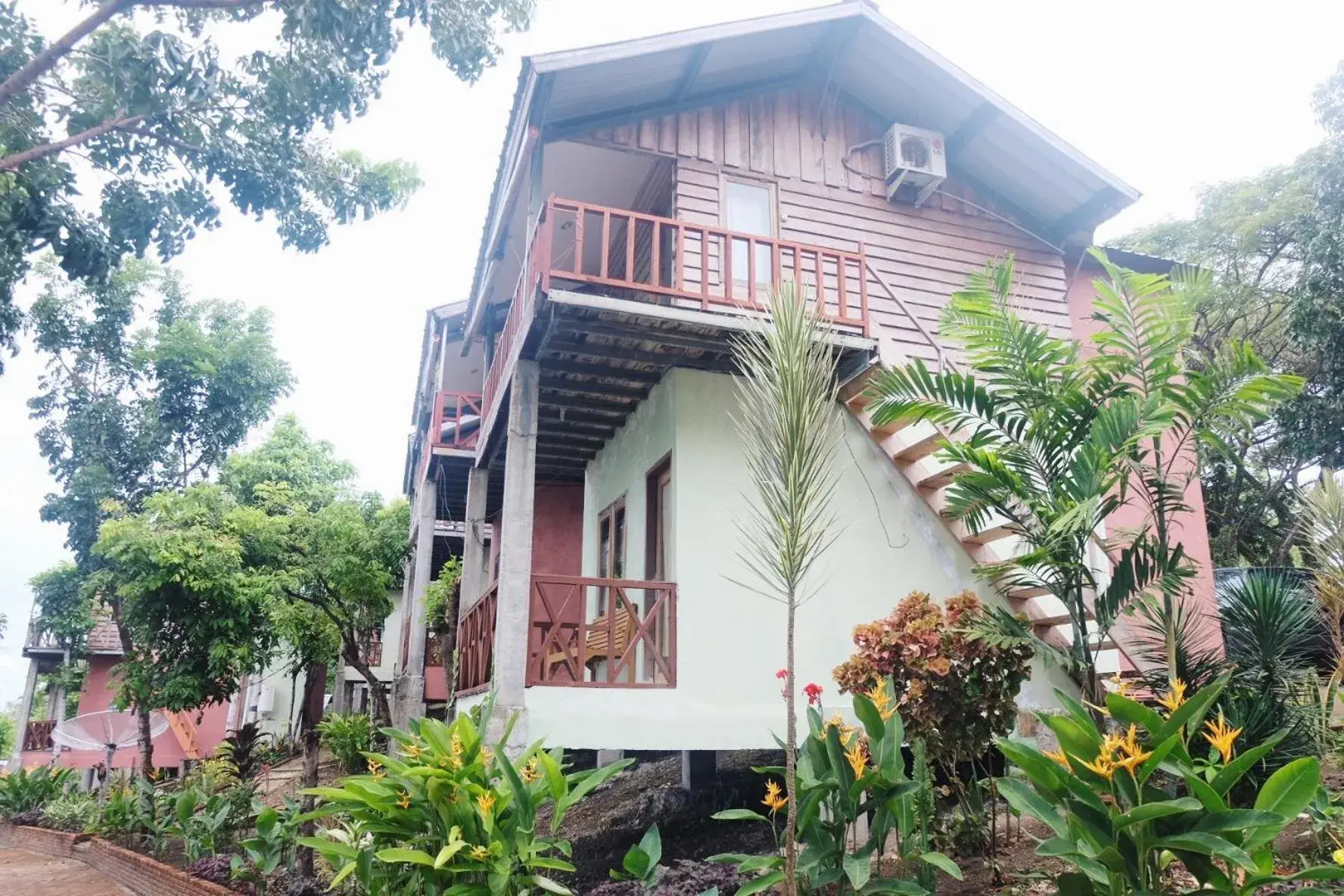 Property building in RedDoorz Syariah at Sumur Tiga Beach Sabang Aceh Property building in RedDoorz Syariah at Sumur Tiga Beach Sabang Aceh