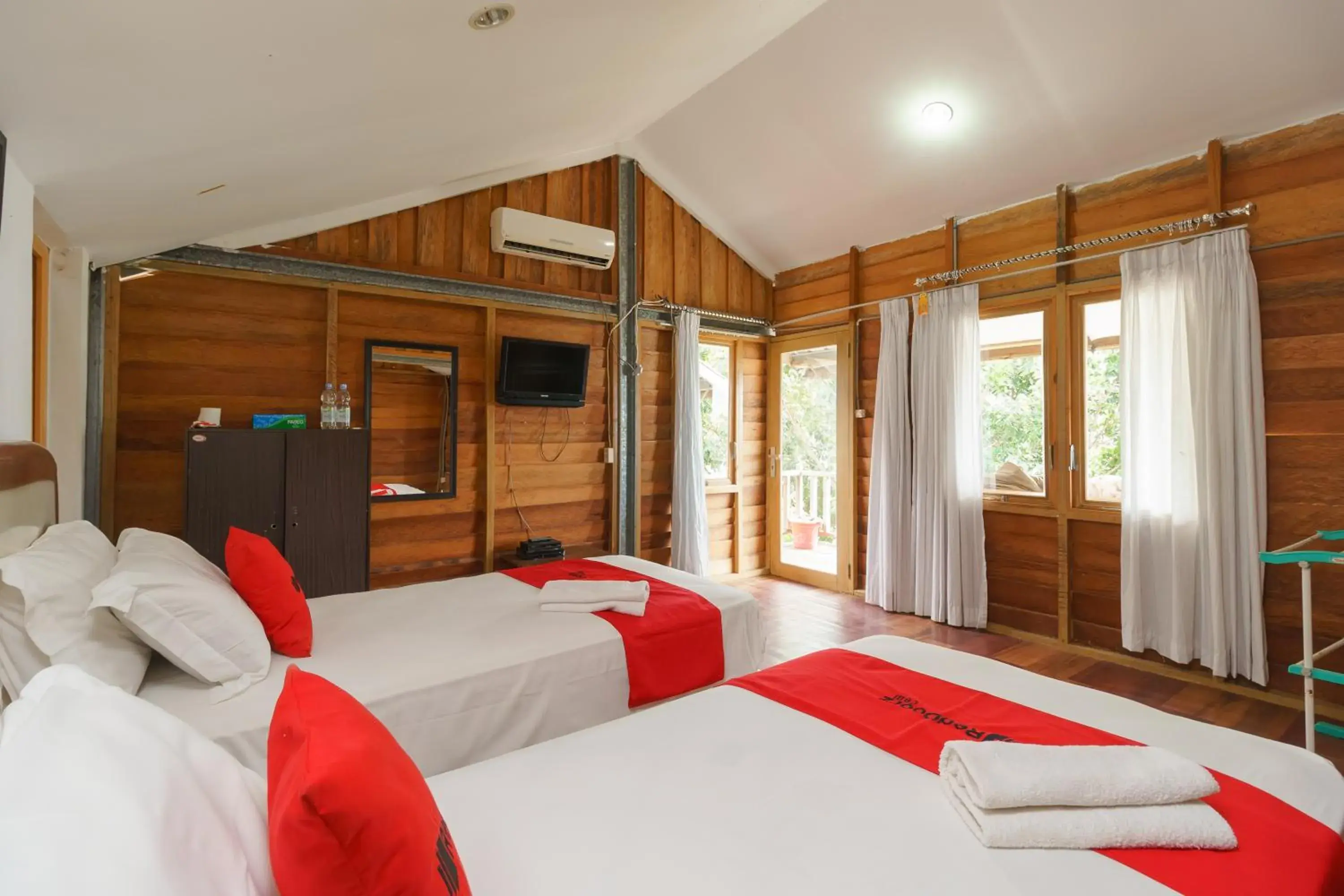 Bedroom, Bed in RedDoorz Syariah at Sumur Tiga Beach Sabang Aceh Bedroom, Bed in RedDoorz Syariah at Sumur Tiga Beach Sabang Aceh