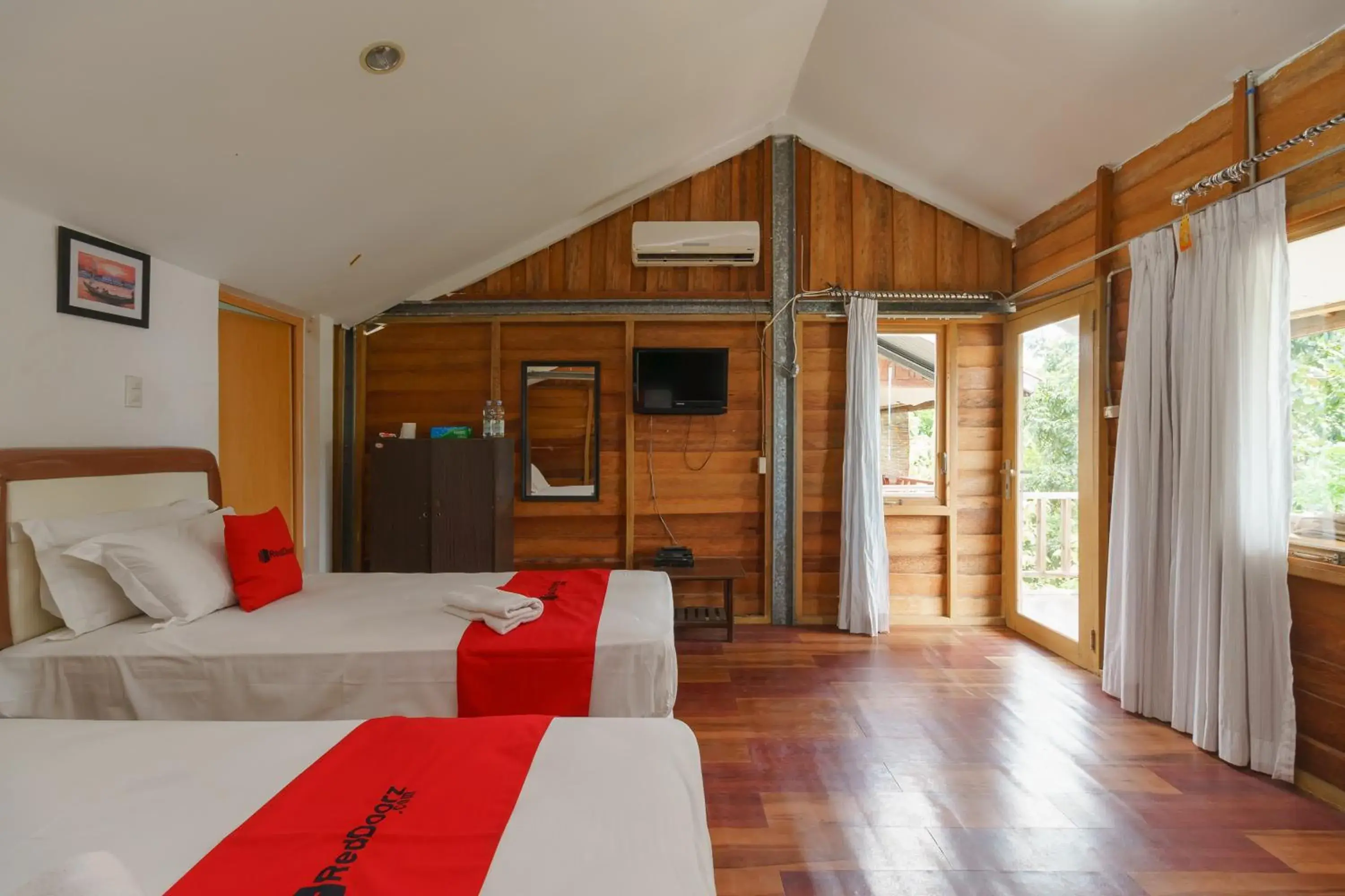 Bedroom, Bed in RedDoorz Syariah at Sumur Tiga Beach Sabang Aceh Bedroom, Bed in RedDoorz Syariah at Sumur Tiga Beach Sabang Aceh