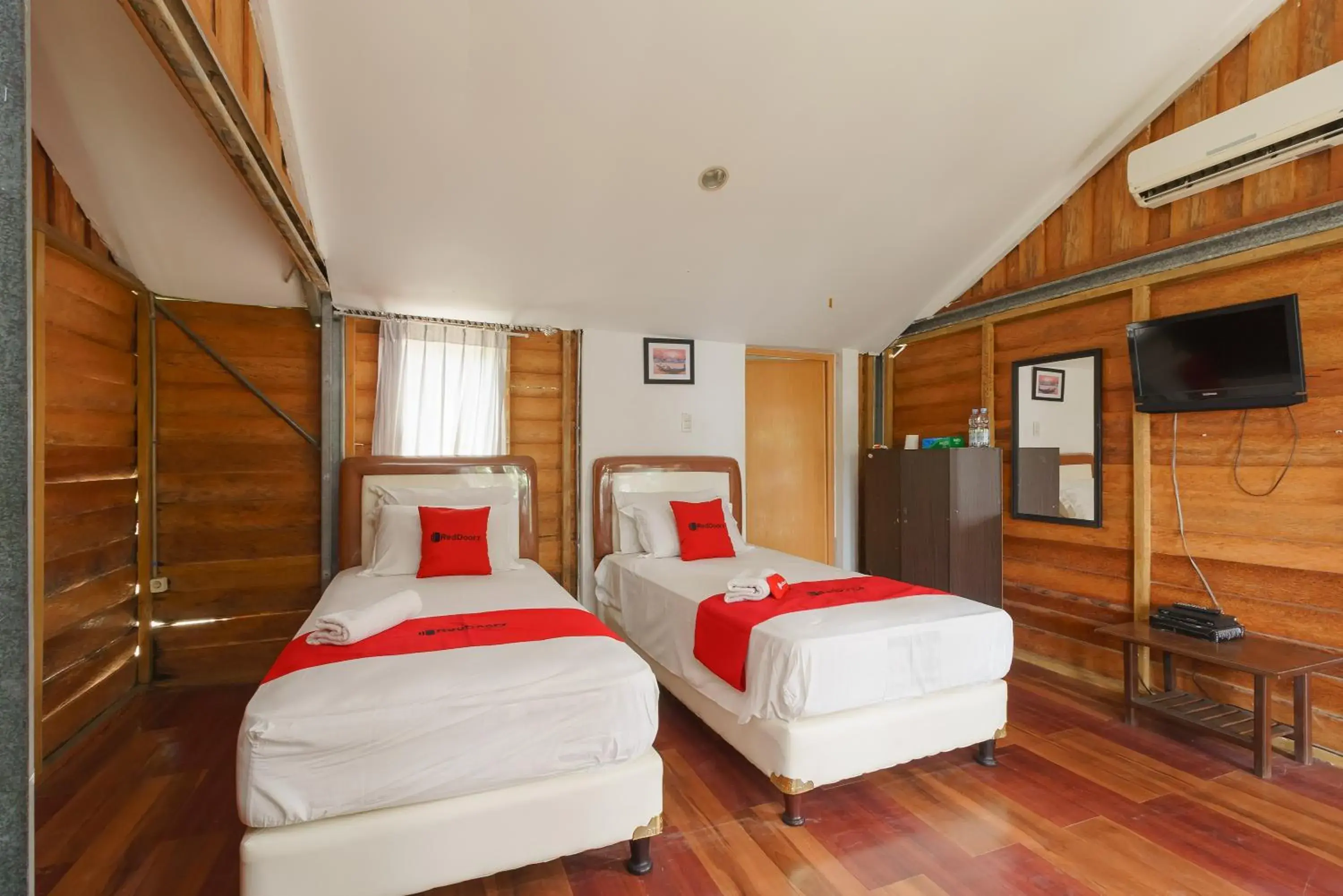 Bedroom, Bed in RedDoorz Syariah at Sumur Tiga Beach Sabang Aceh Bedroom, Bed in RedDoorz Syariah at Sumur Tiga Beach Sabang Aceh