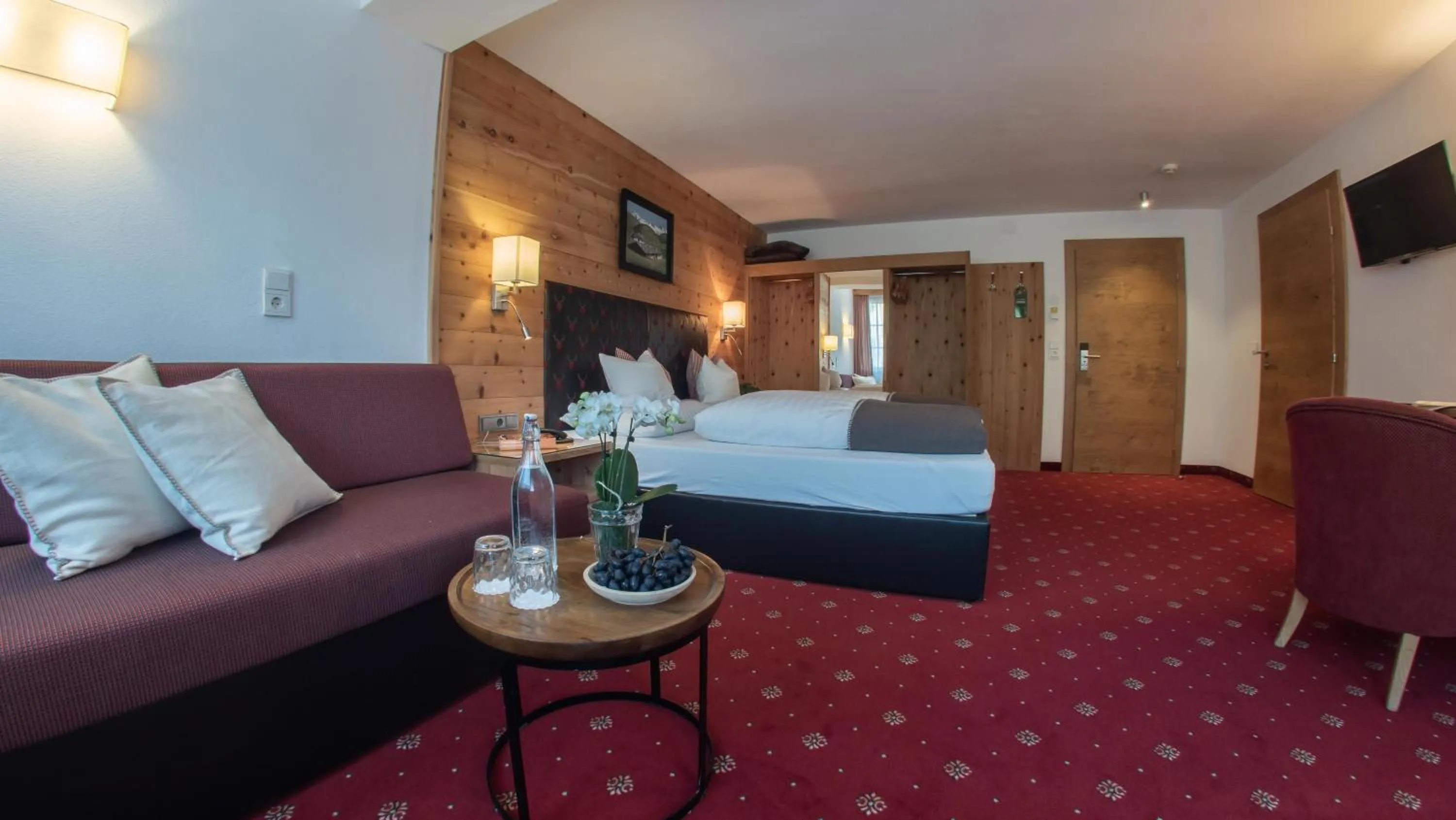 Photo of the whole room, Bed in Hotel Tipotsch