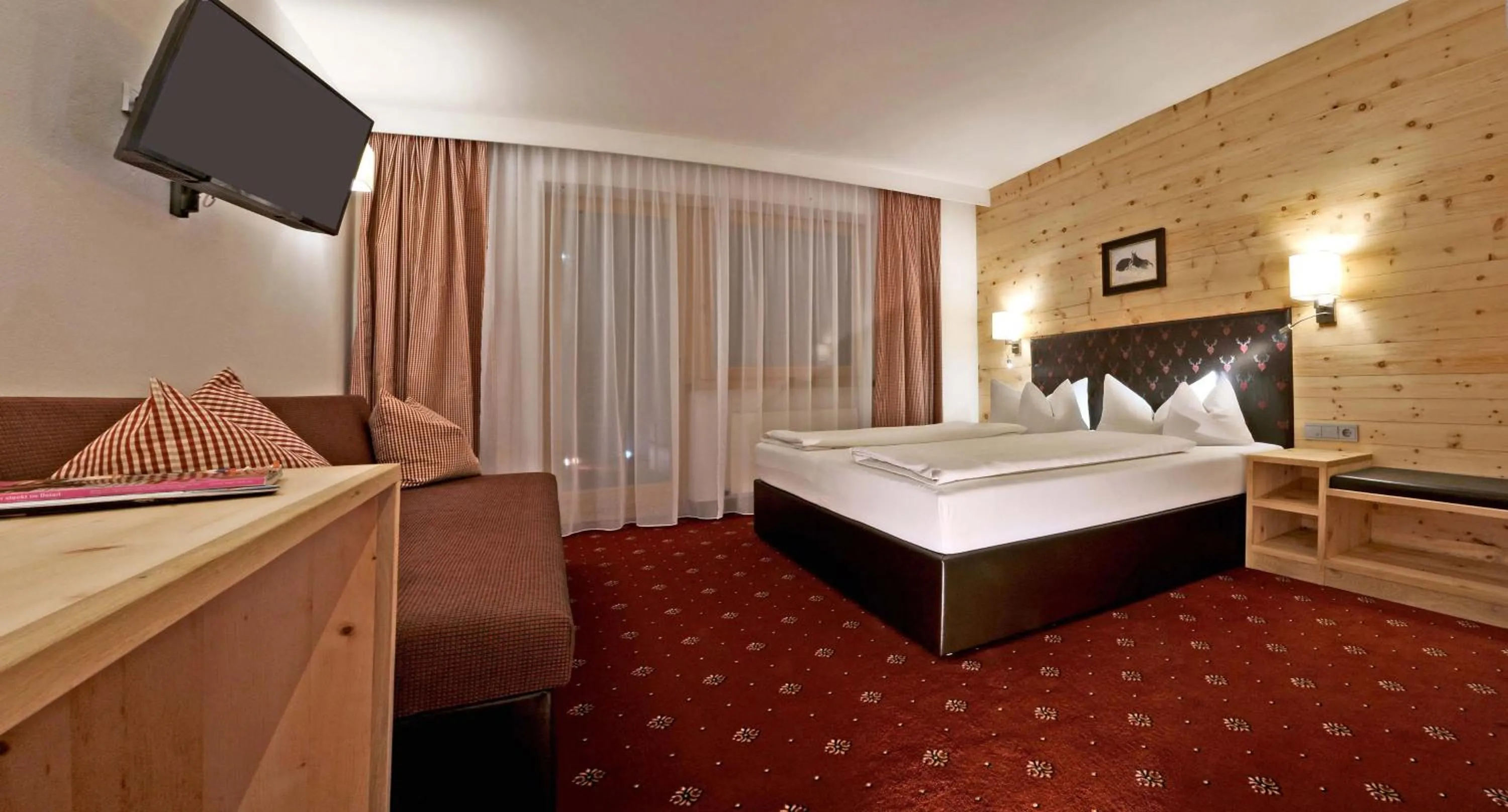 Photo of the whole room, Bed in Hotel Tipotsch