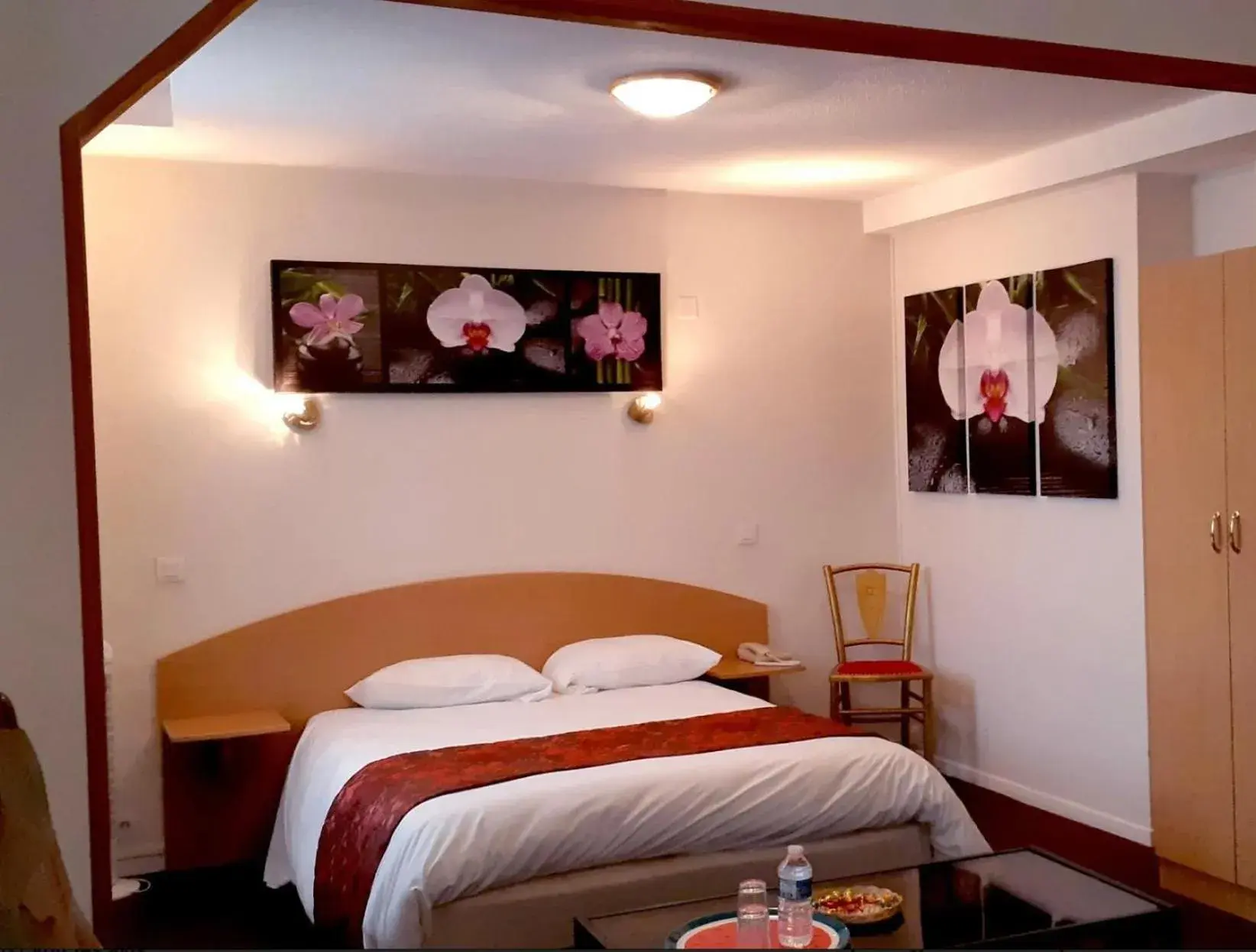 Bed in Logis Hôtel Le Val de Vence Bed in Logis Hôtel Le Val de Vence