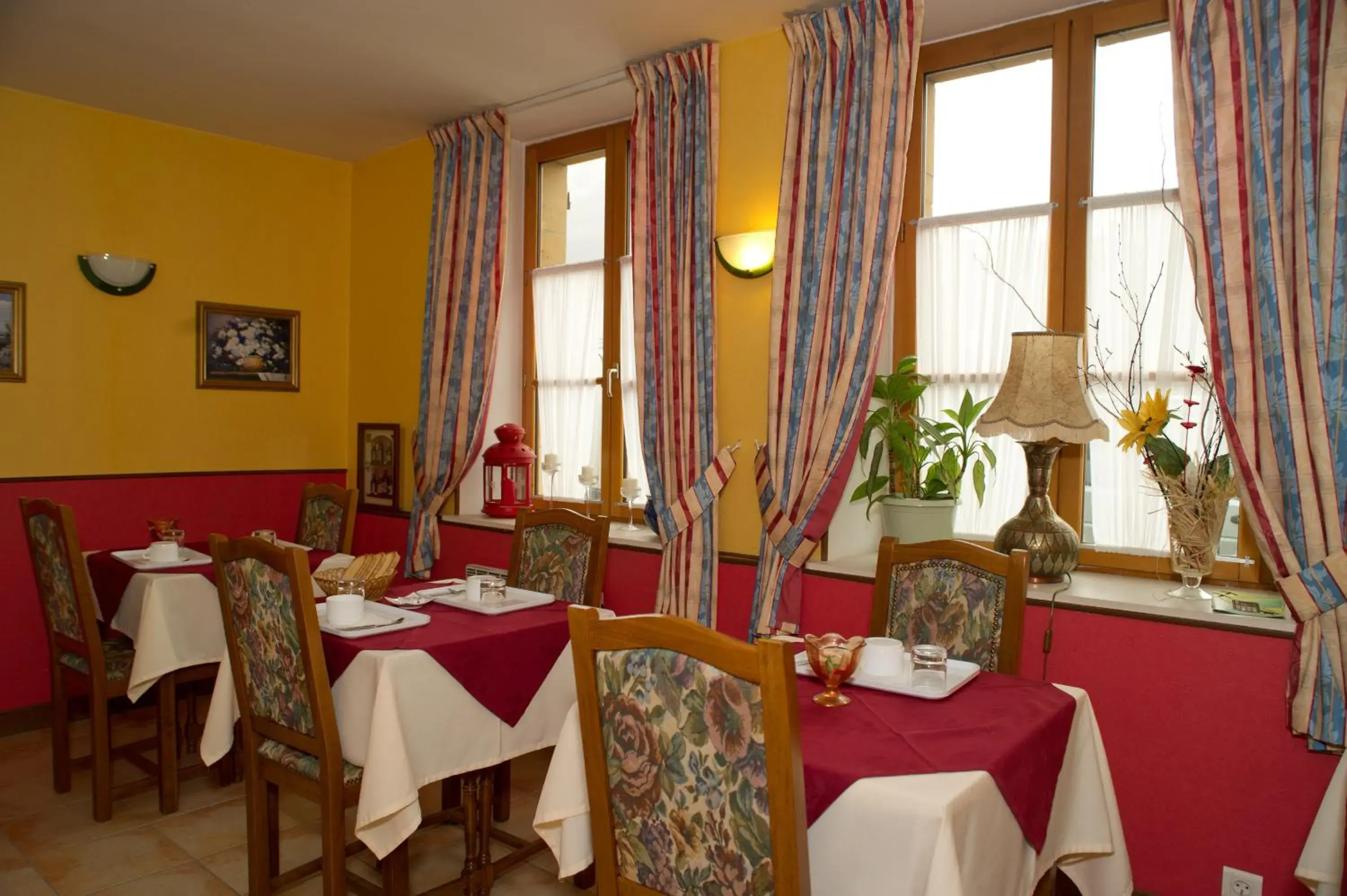 Breakfast in Logis Hôtel Le Val de Vence Breakfast in Logis Hôtel Le Val de Vence