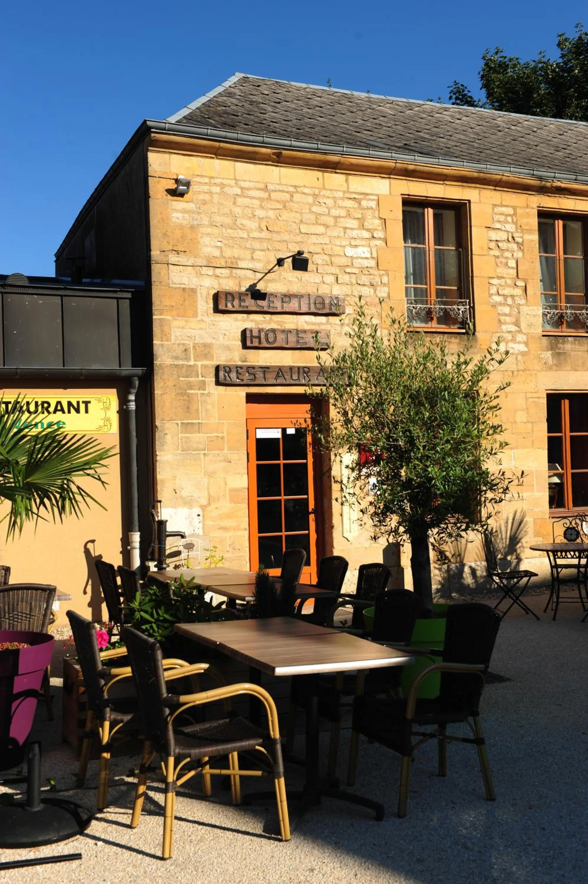 Patio in Logis Hôtel Le Val de Vence