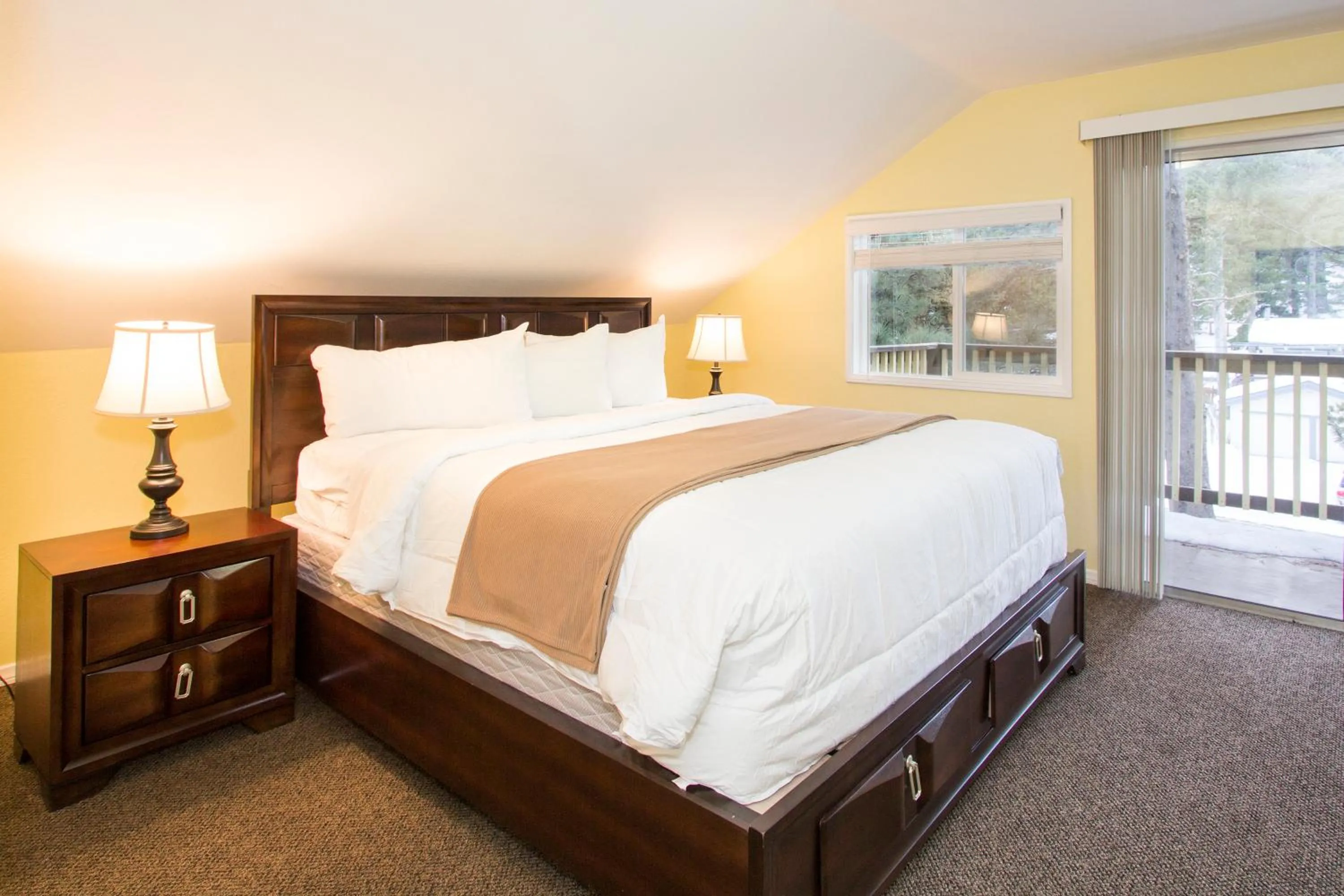 Bedroom, Bed in Edelweiss Lodge