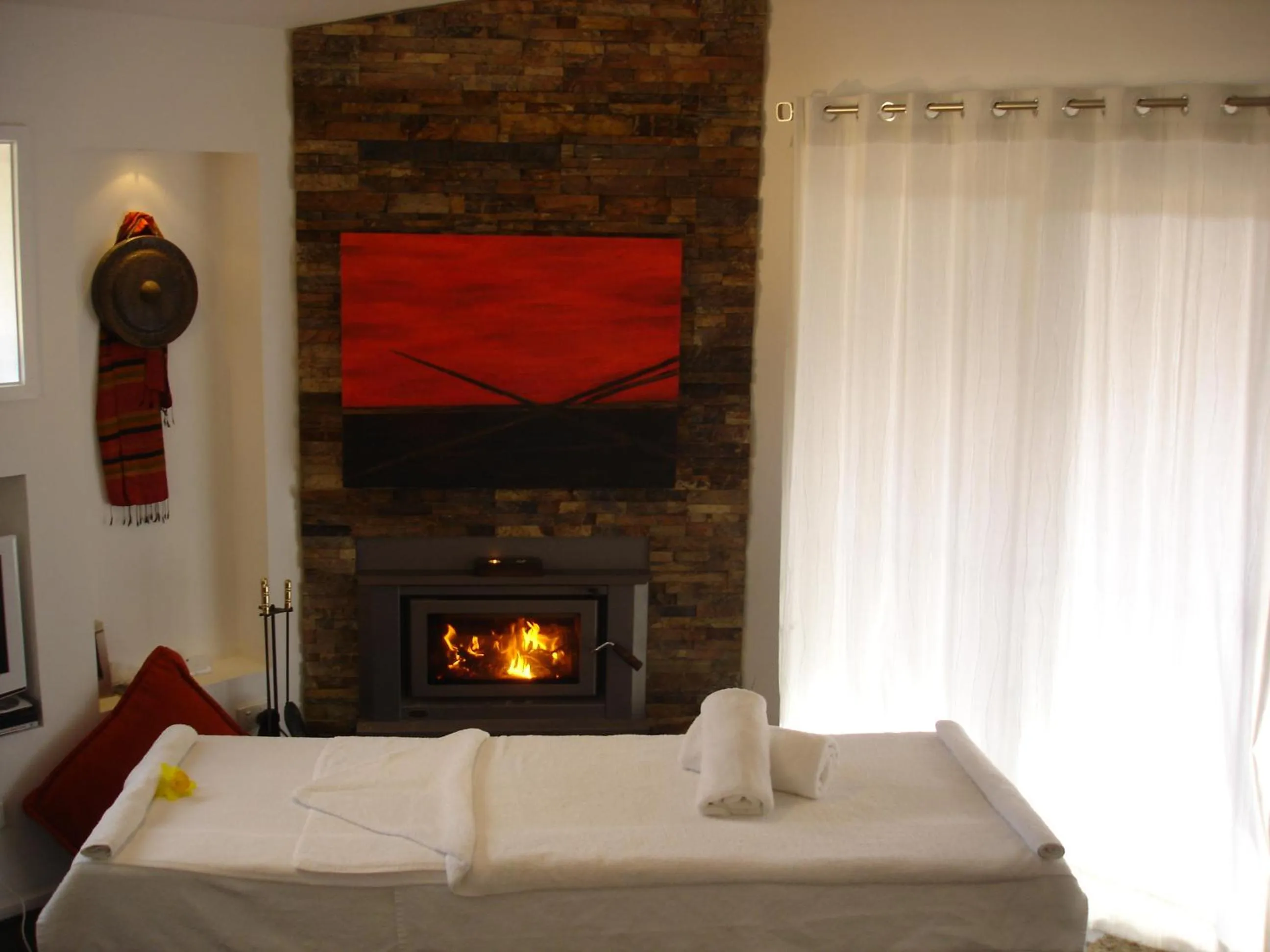 fireplace, Bed in Blue Cliffs Retreat