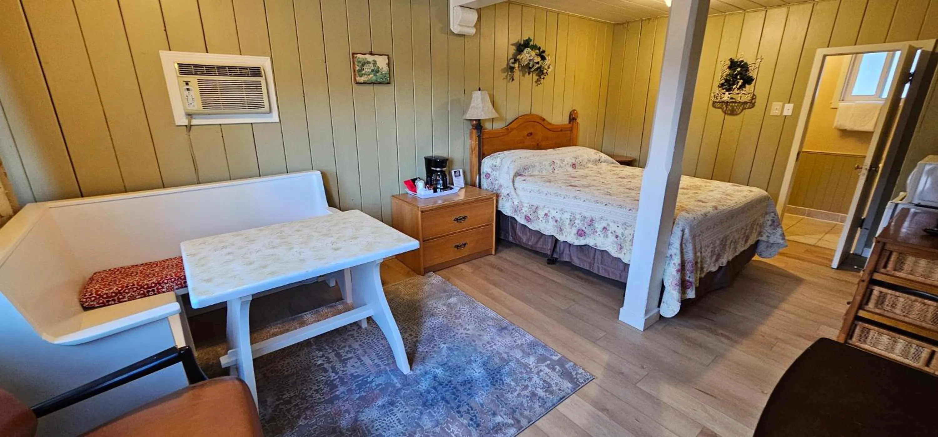 Photo of the whole room, Bed in Swiss Chalets Motel