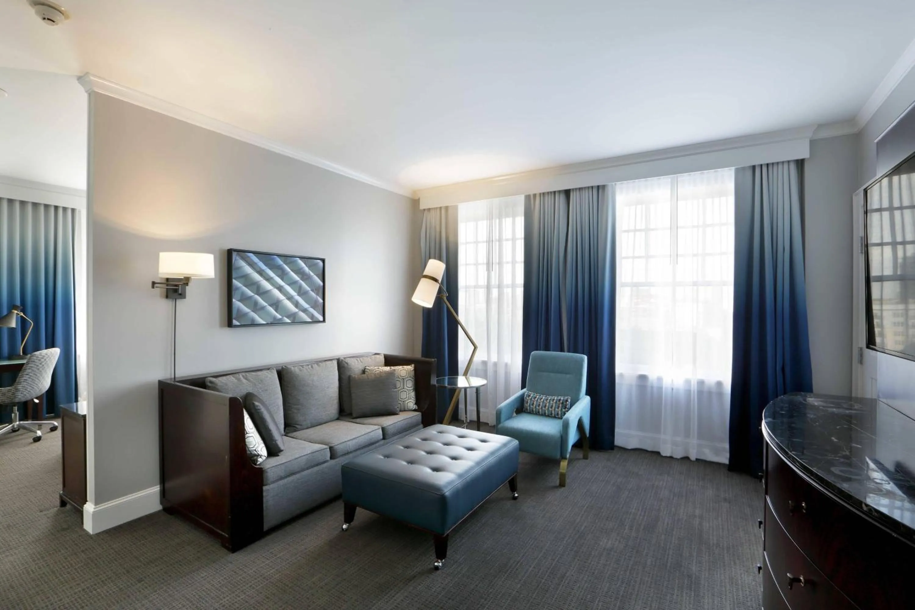 Photo of the whole room in Le Meridien Dallas, The Stoneleigh