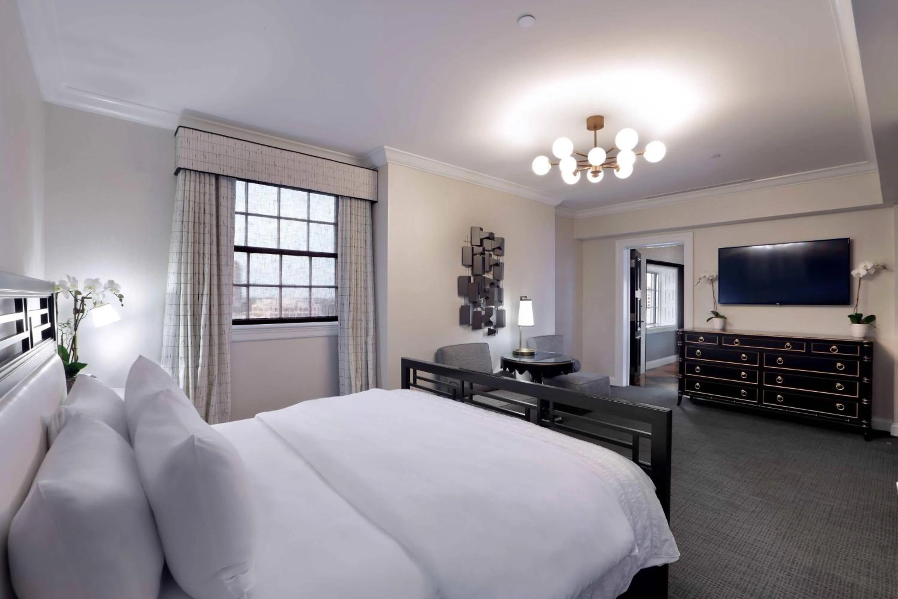 Photo of the whole room, Bed in Le Meridien Dallas, The Stoneleigh