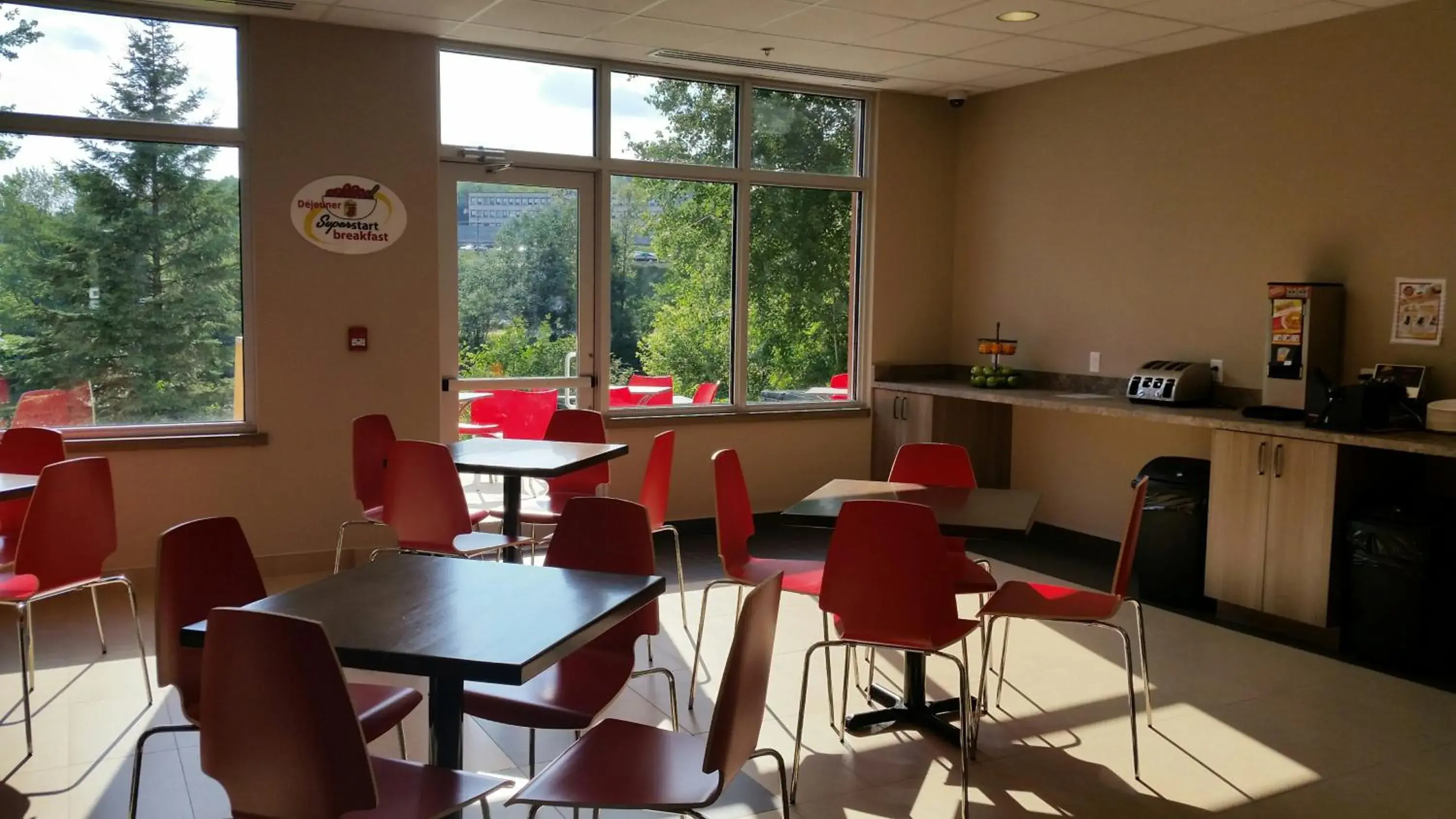 Restaurant/places to eat in Super 8 by Wyndham Mont Laurier Restaurant/places to eat in Super 8 by Wyndham Mont Laurier