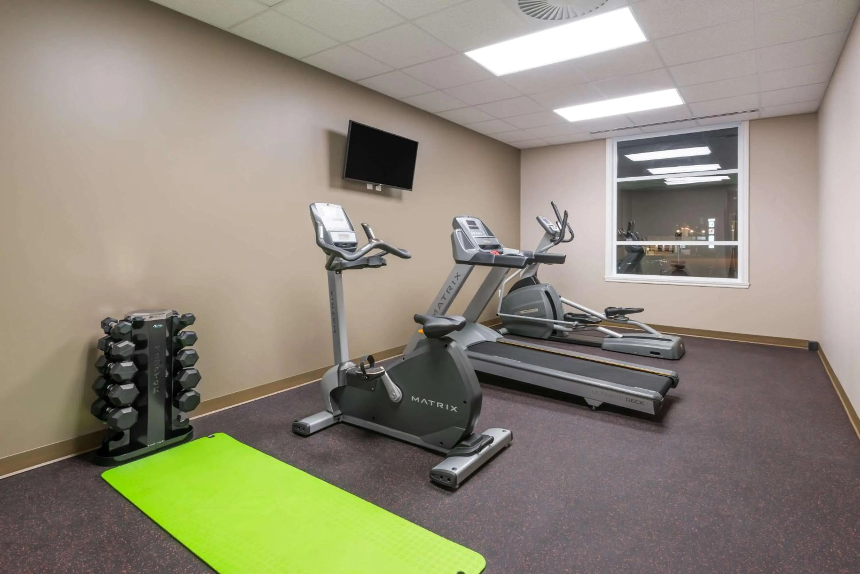 Fitness centre/facilities in Super 8 by Wyndham Mont Laurier