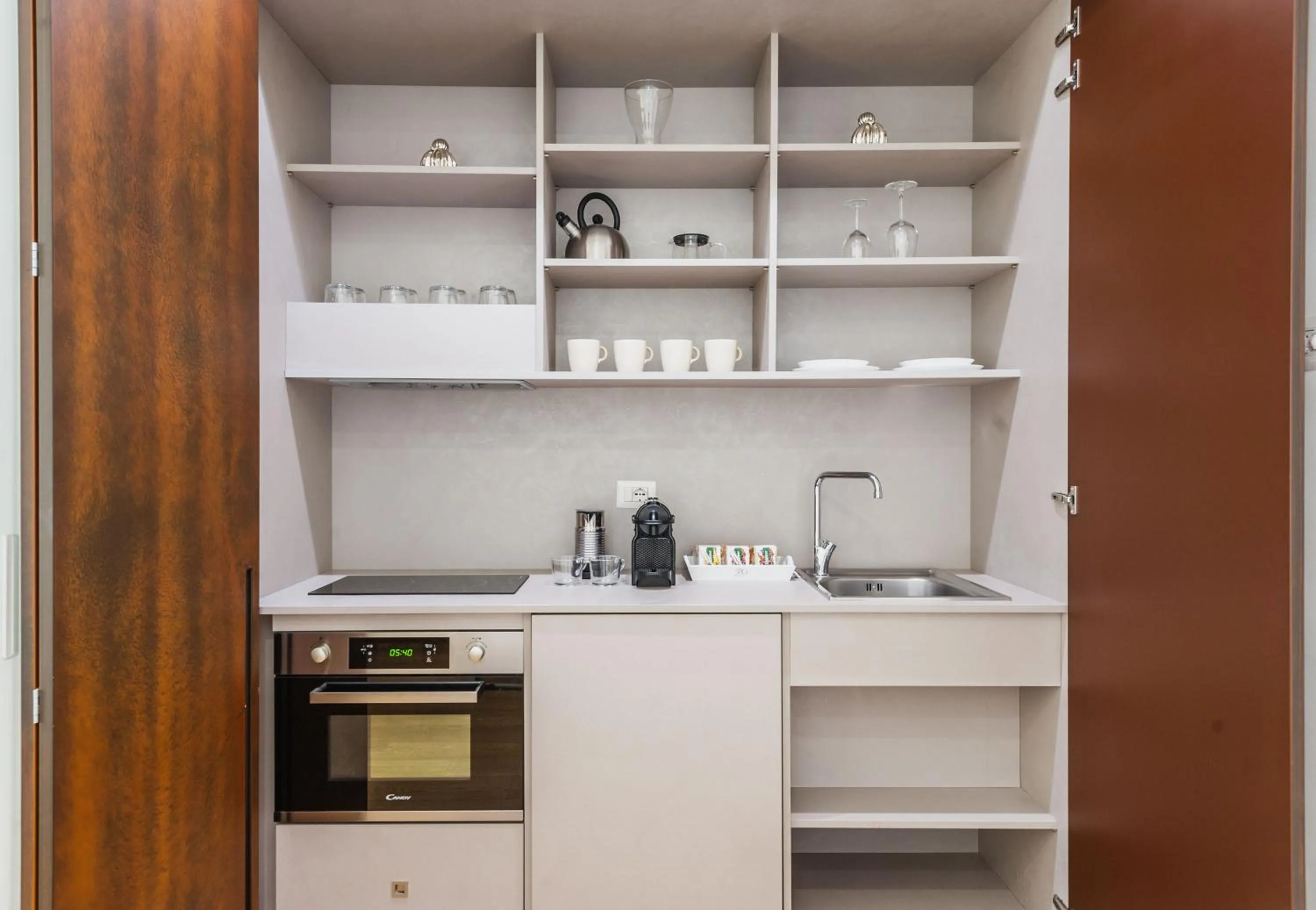 Coffee/tea facilities in RG7 Apartments