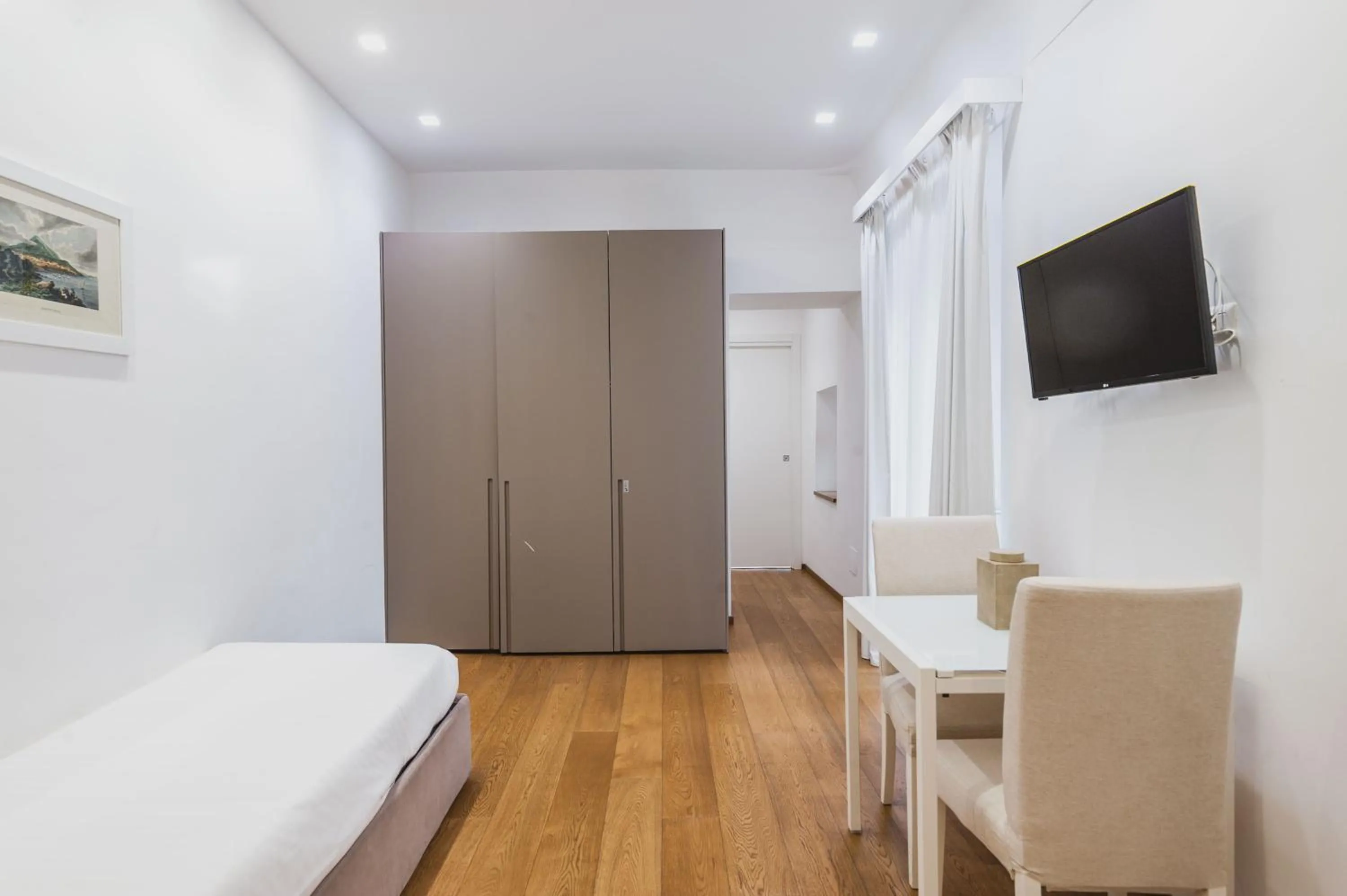 Living room, Bed in RG7 Apartments