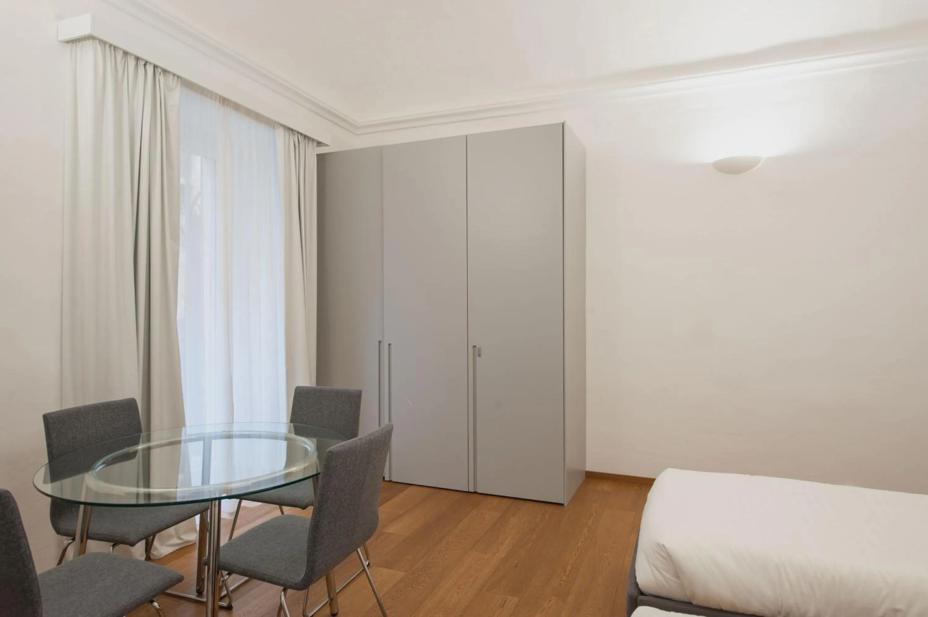 Living room, Bed in RG7 Apartments