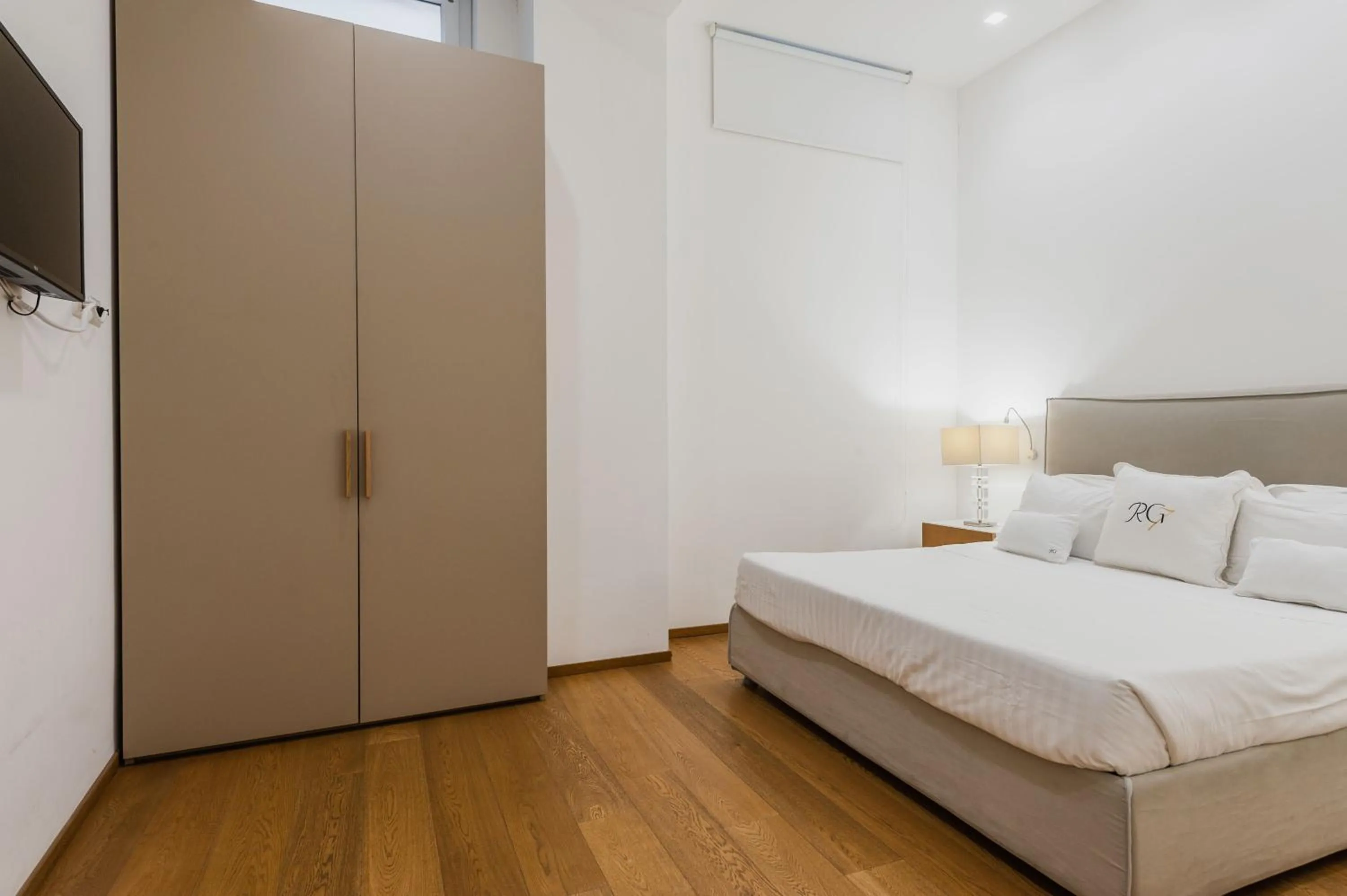 TV and multimedia, Bed in RG7 Apartments