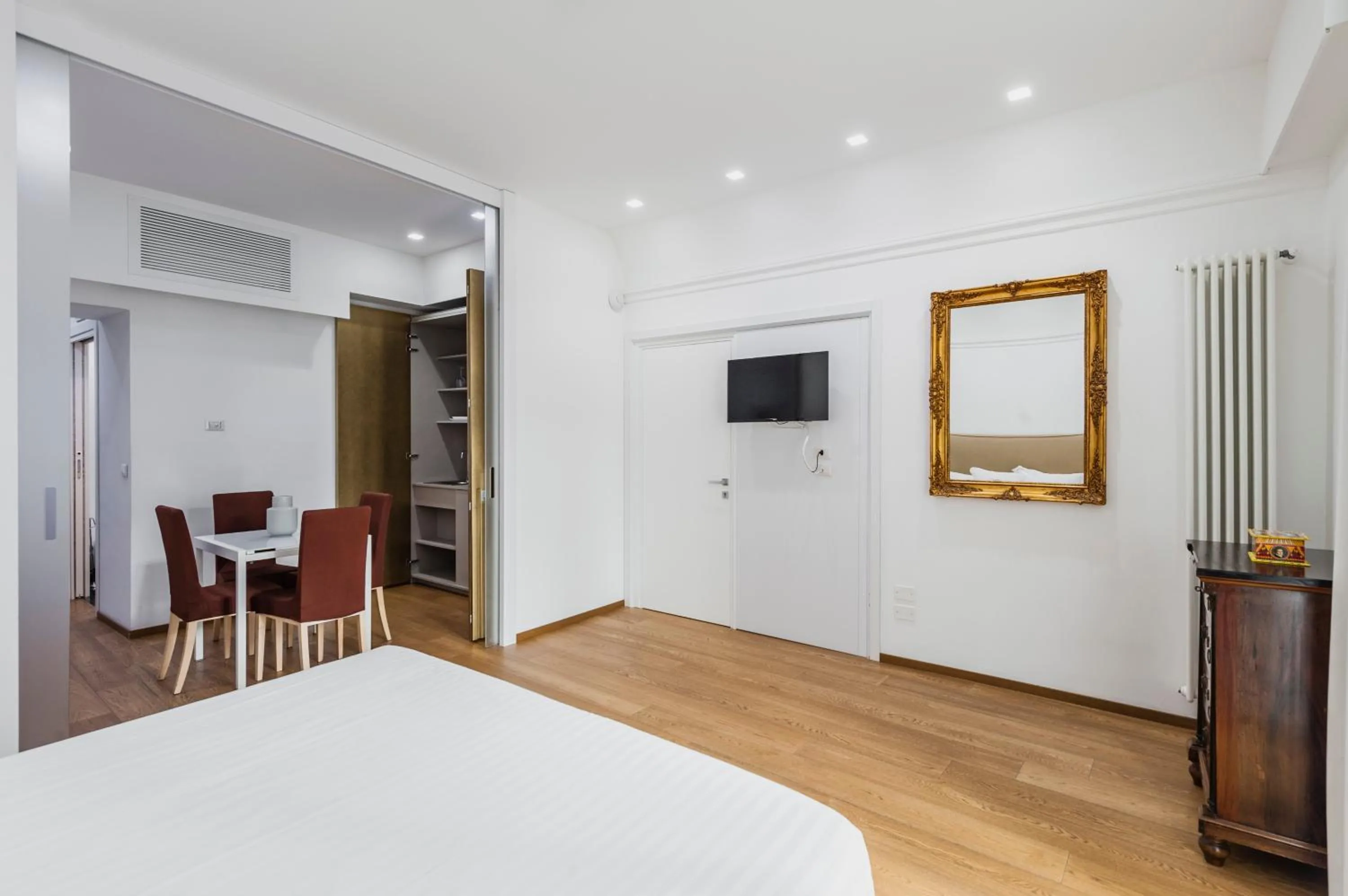 TV and multimedia, Bed in RG7 Apartments