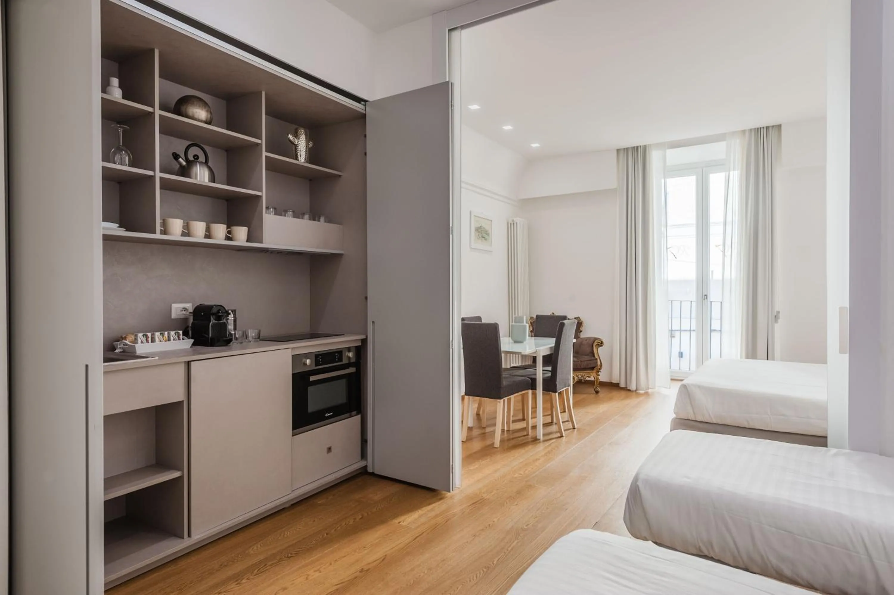 Kitchen or kitchenette, Bed in RG7 Apartments