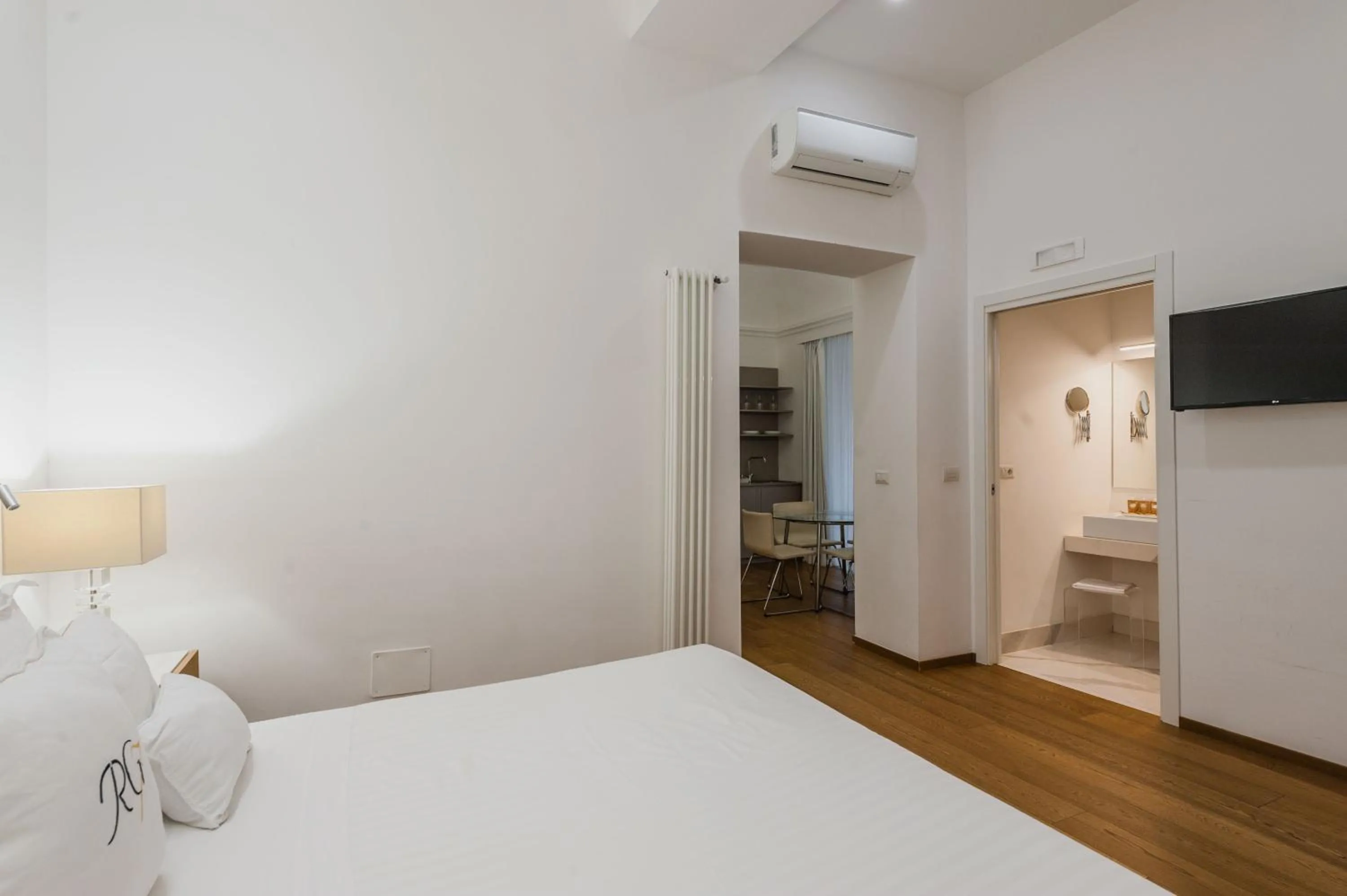 TV and multimedia, Bed in RG7 Apartments