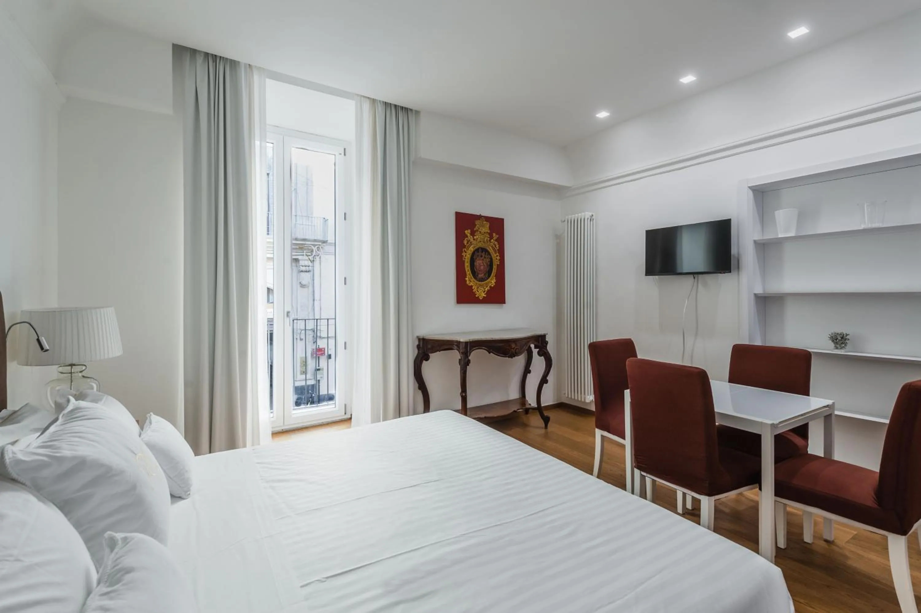 Living room, Bed in RG7 Apartments