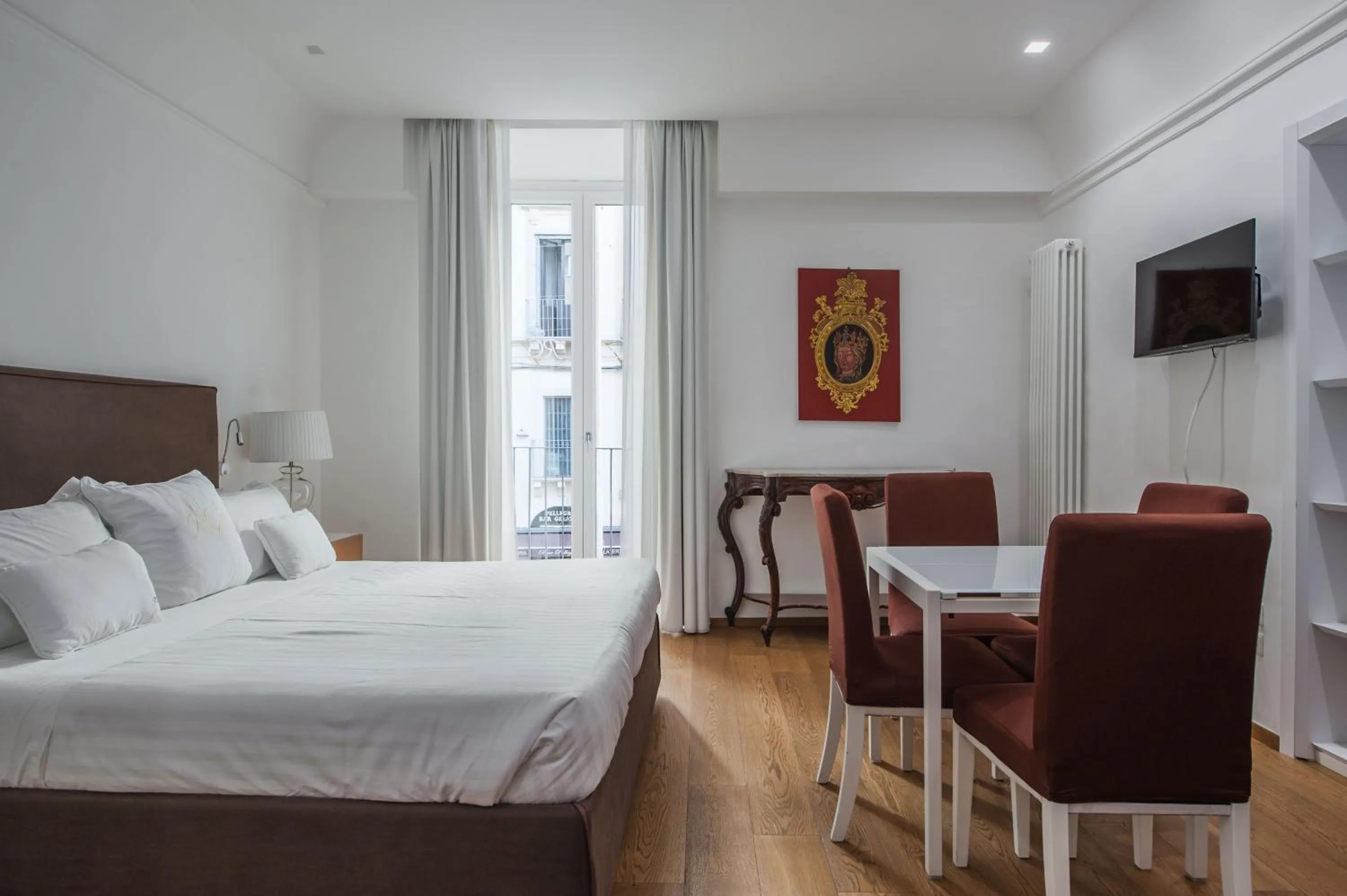 Seating area, Bed in RG7 Apartments