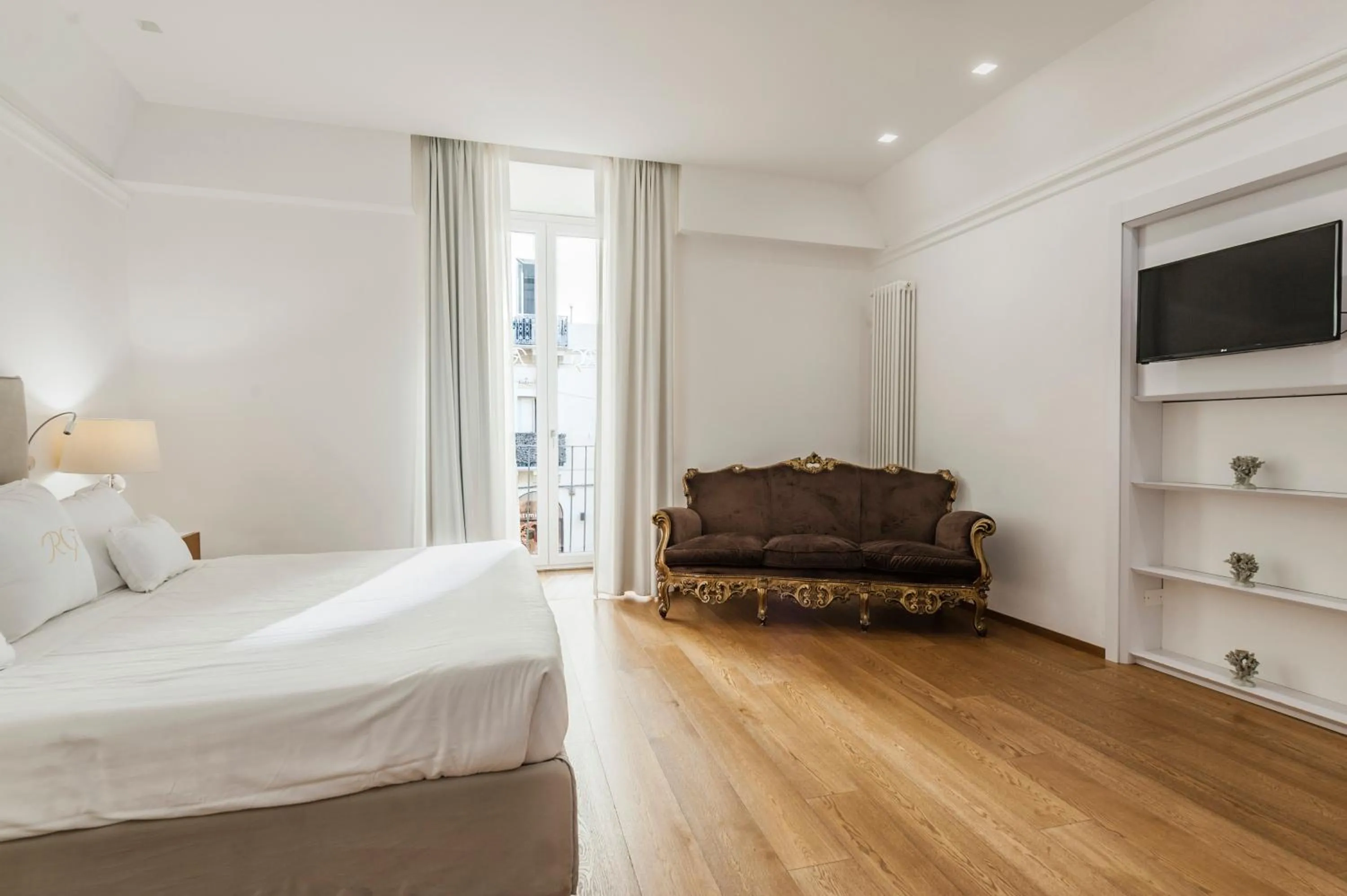TV and multimedia, Bed in RG7 Apartments