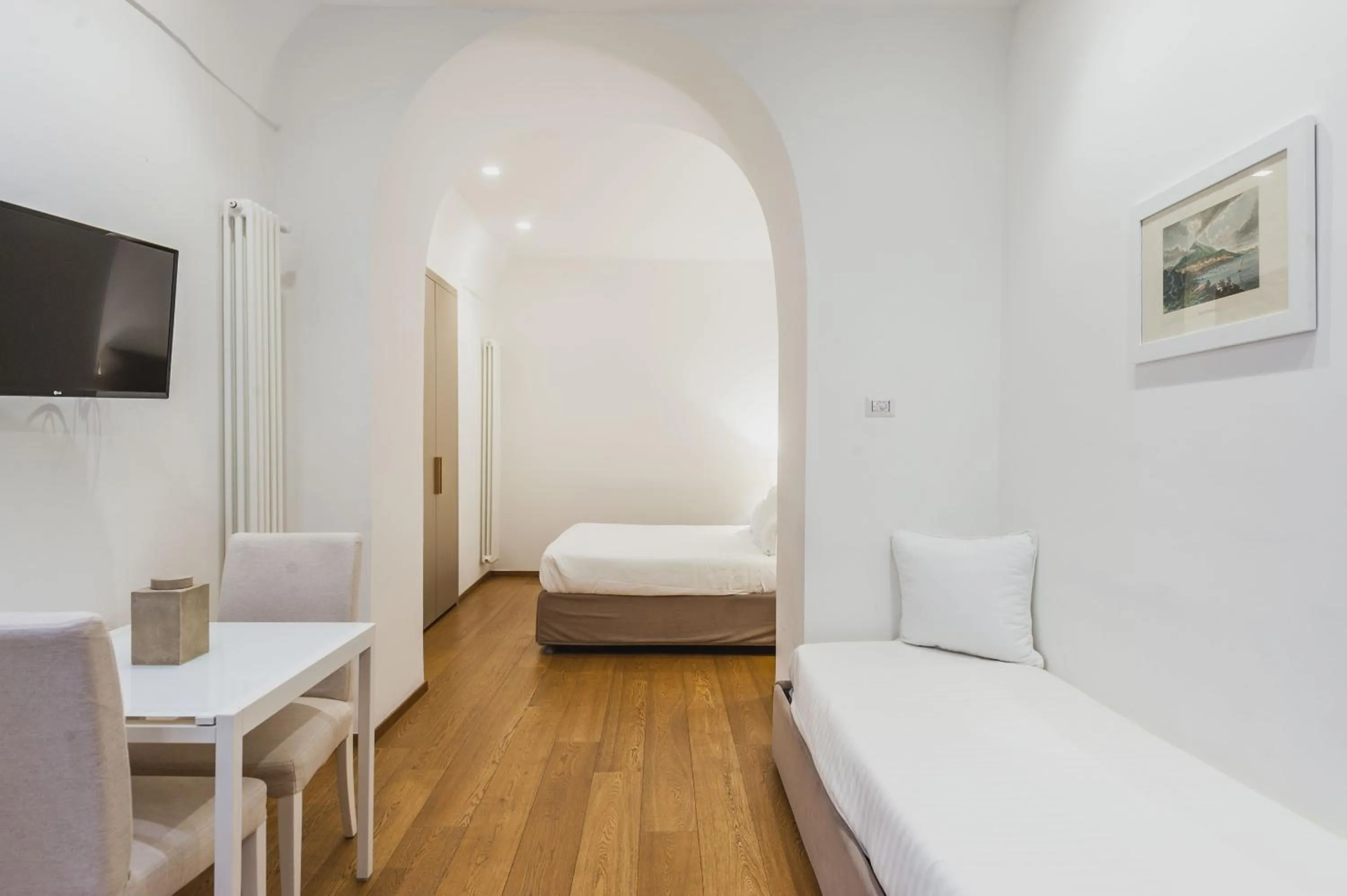 Living room, Bed in RG7 Apartments