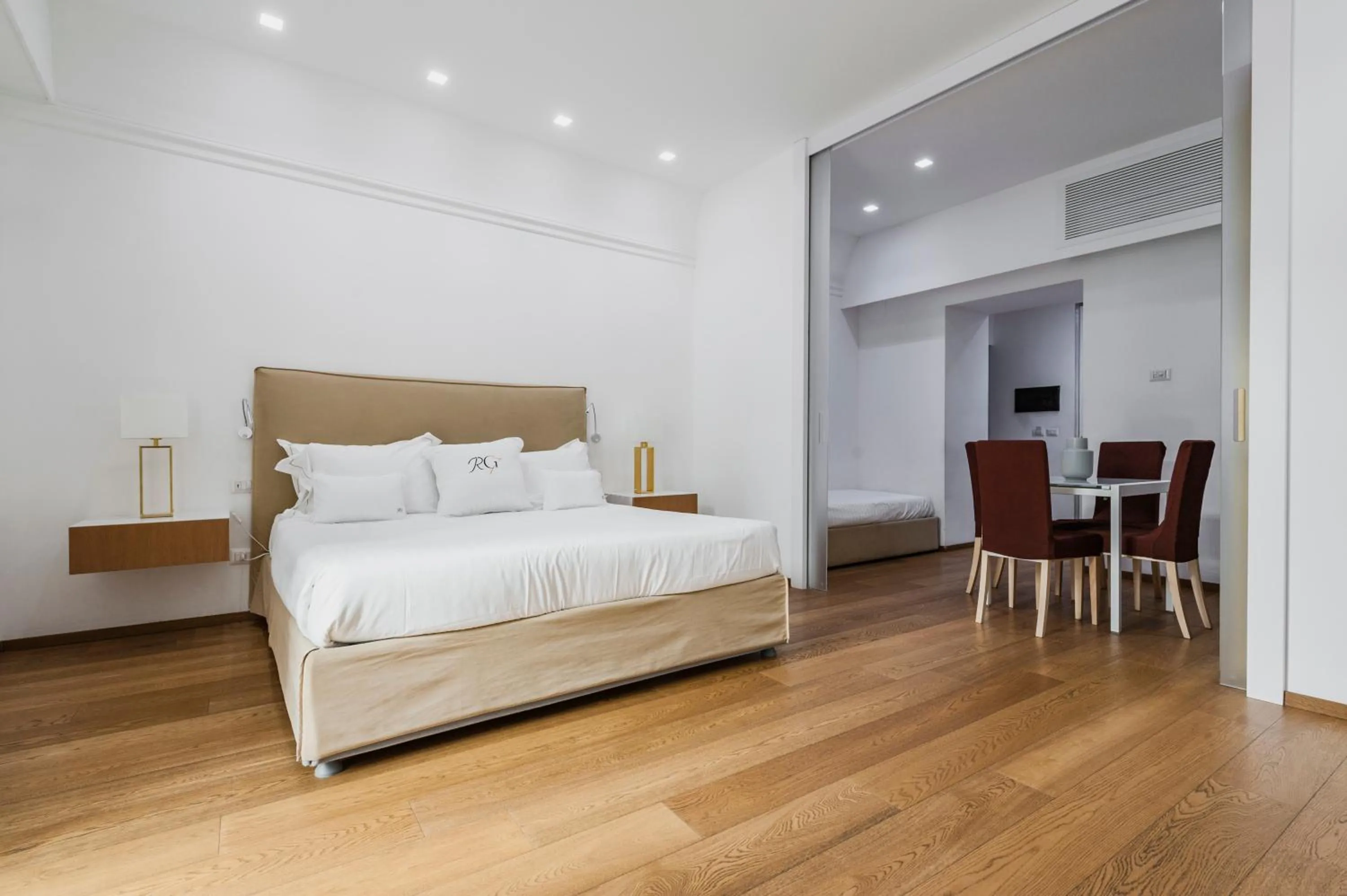 Seating area, Bed in RG7 Apartments