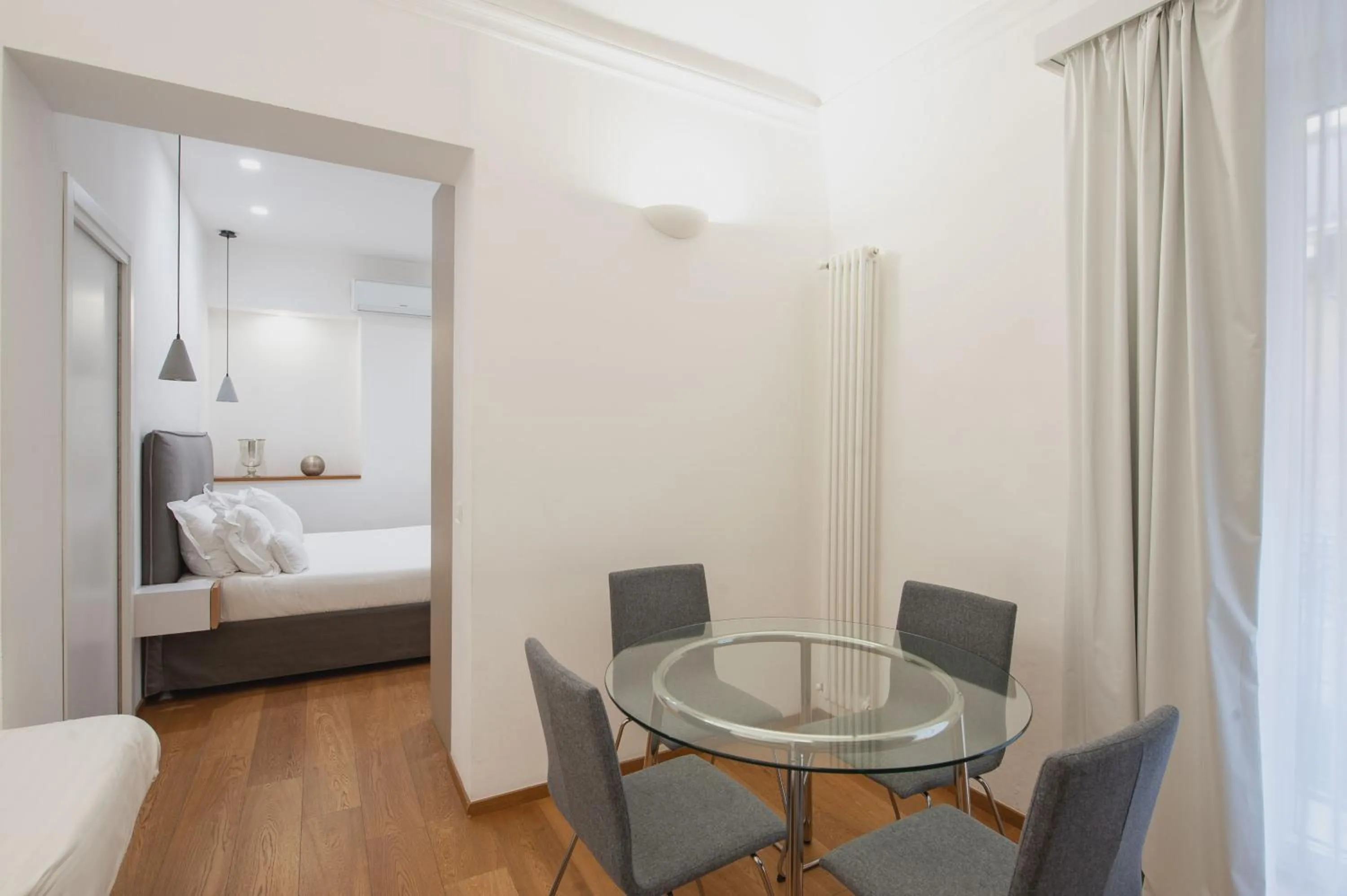 Living room, Bed in RG7 Apartments