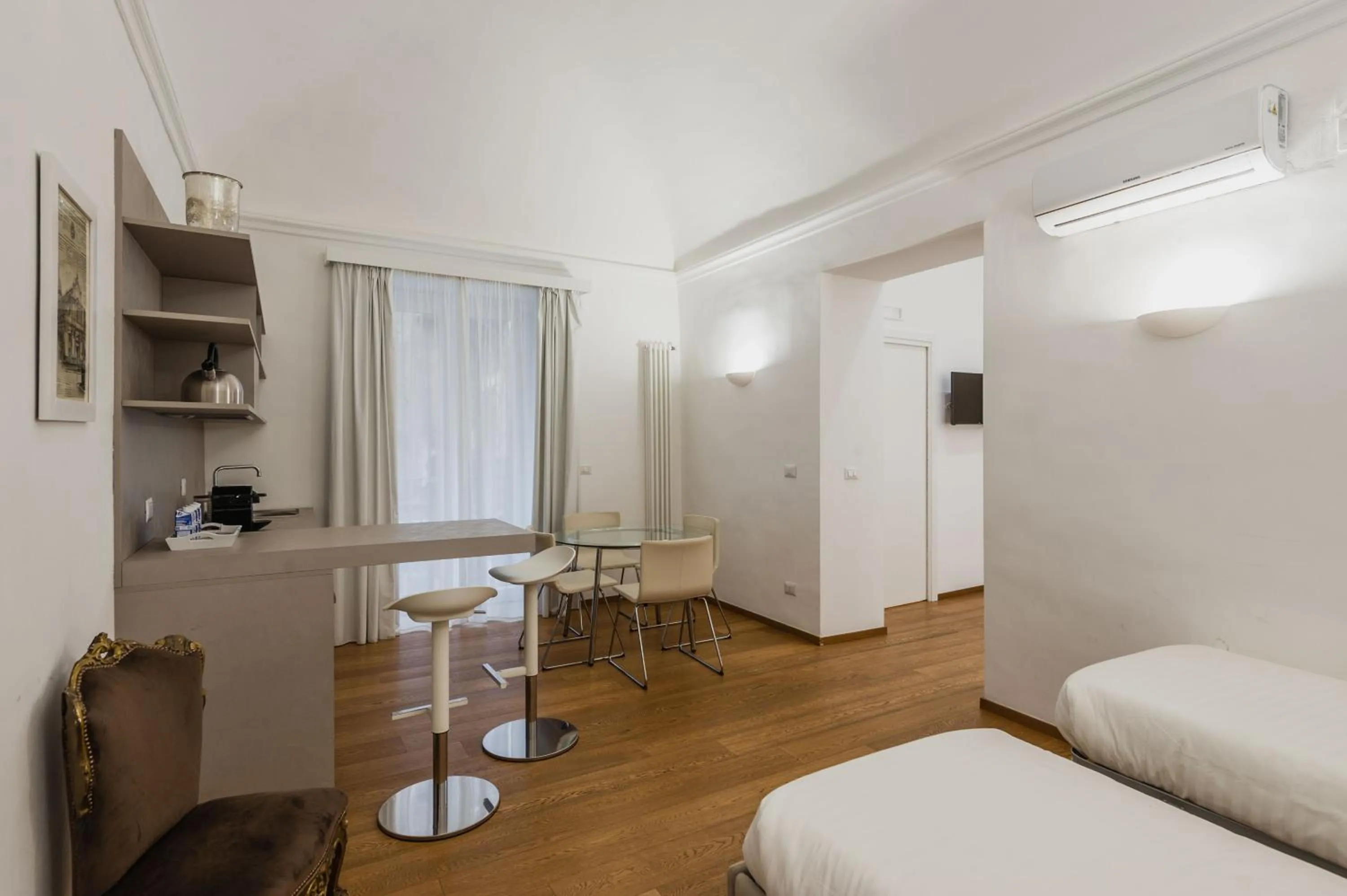 Kitchen or kitchenette, Bed in RG7 Apartments