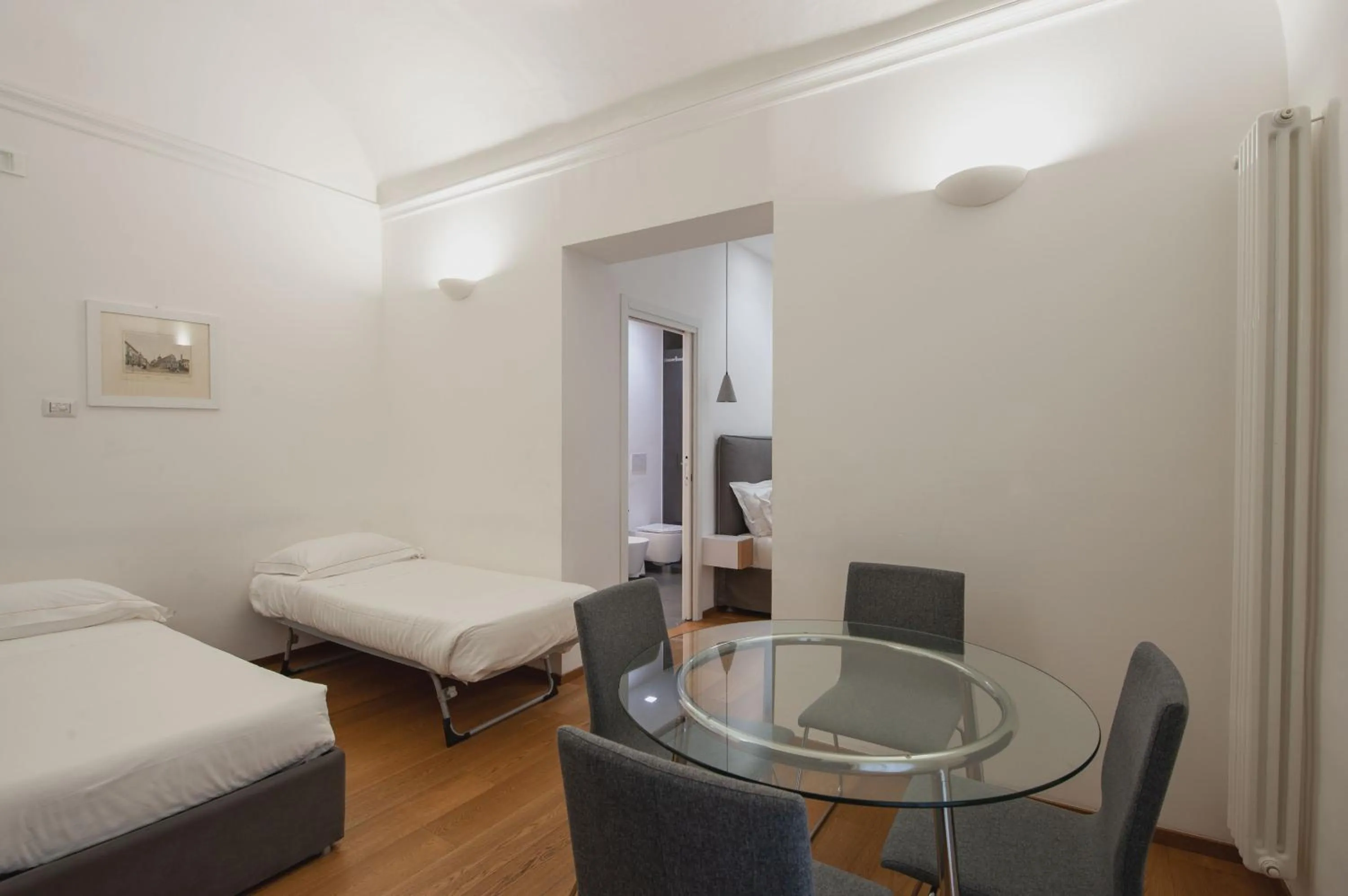 Living room, Bed in RG7 Apartments