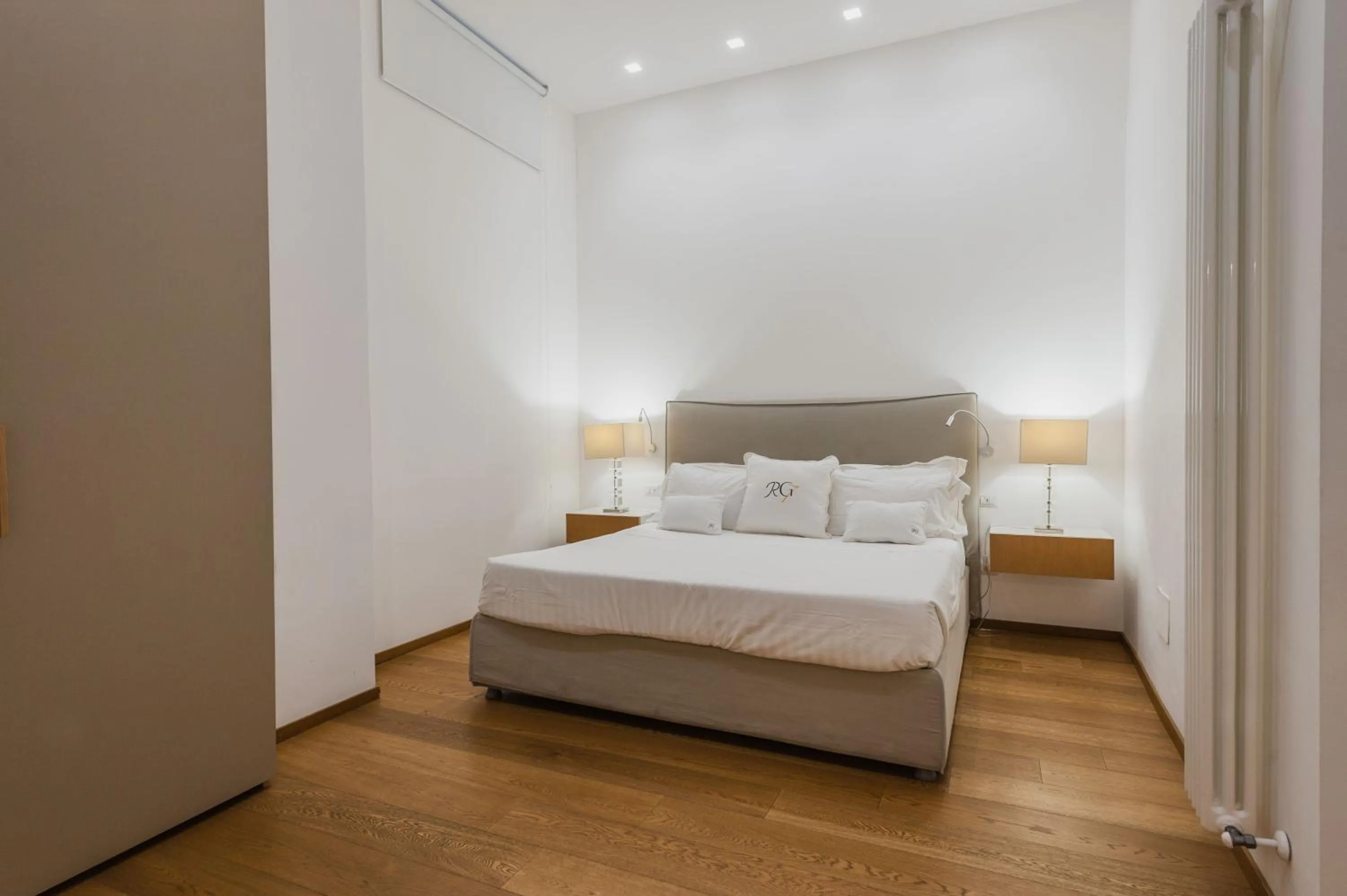 Bedroom, Bed in RG7 Apartments