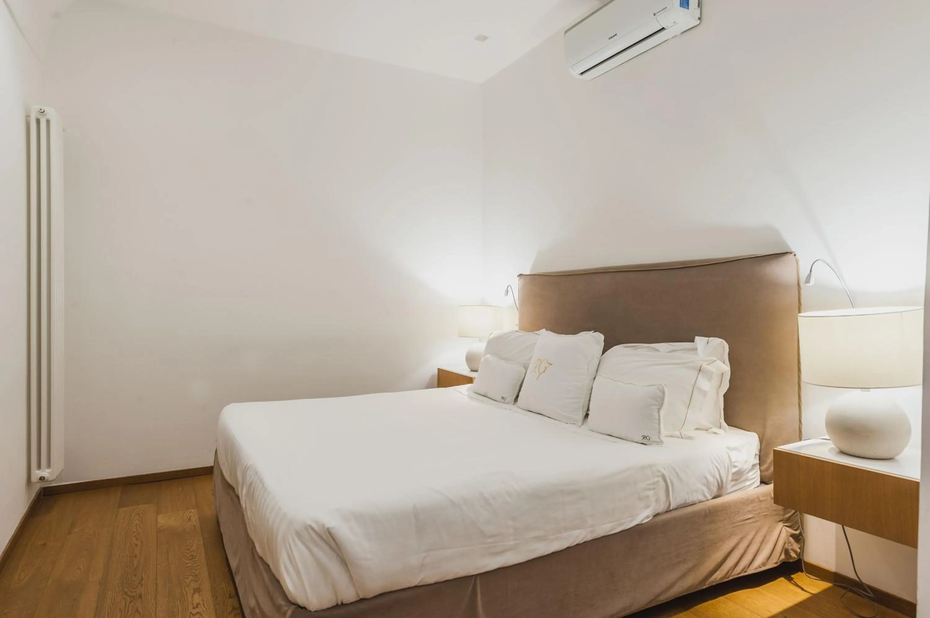 Bedroom, Bed in RG7 Apartments