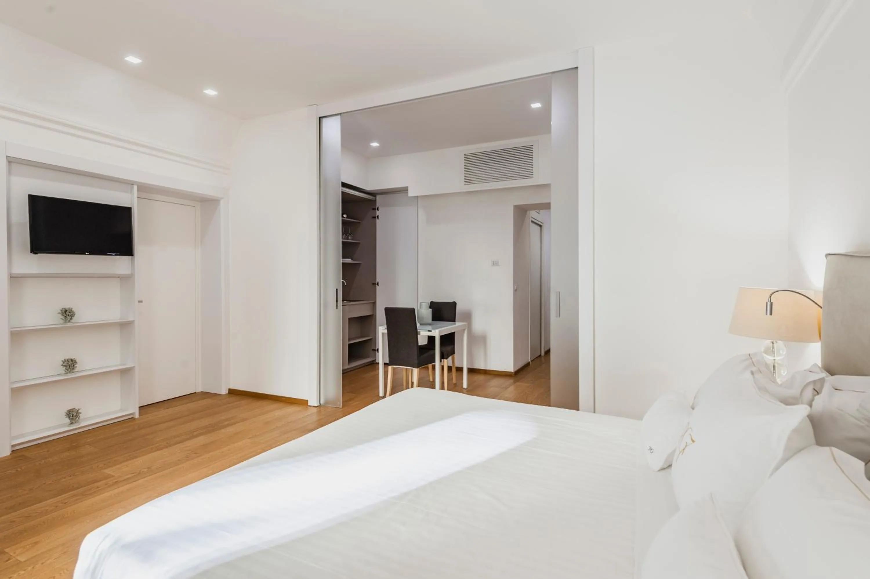 TV and multimedia, Bed in RG7 Apartments