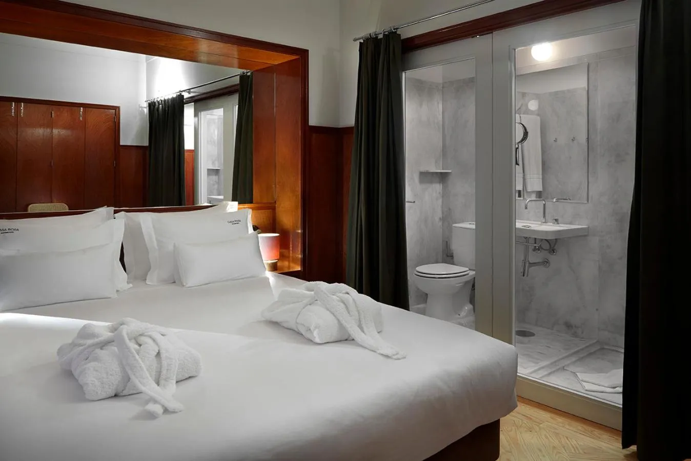 Shower, Bed in Casa Rosa