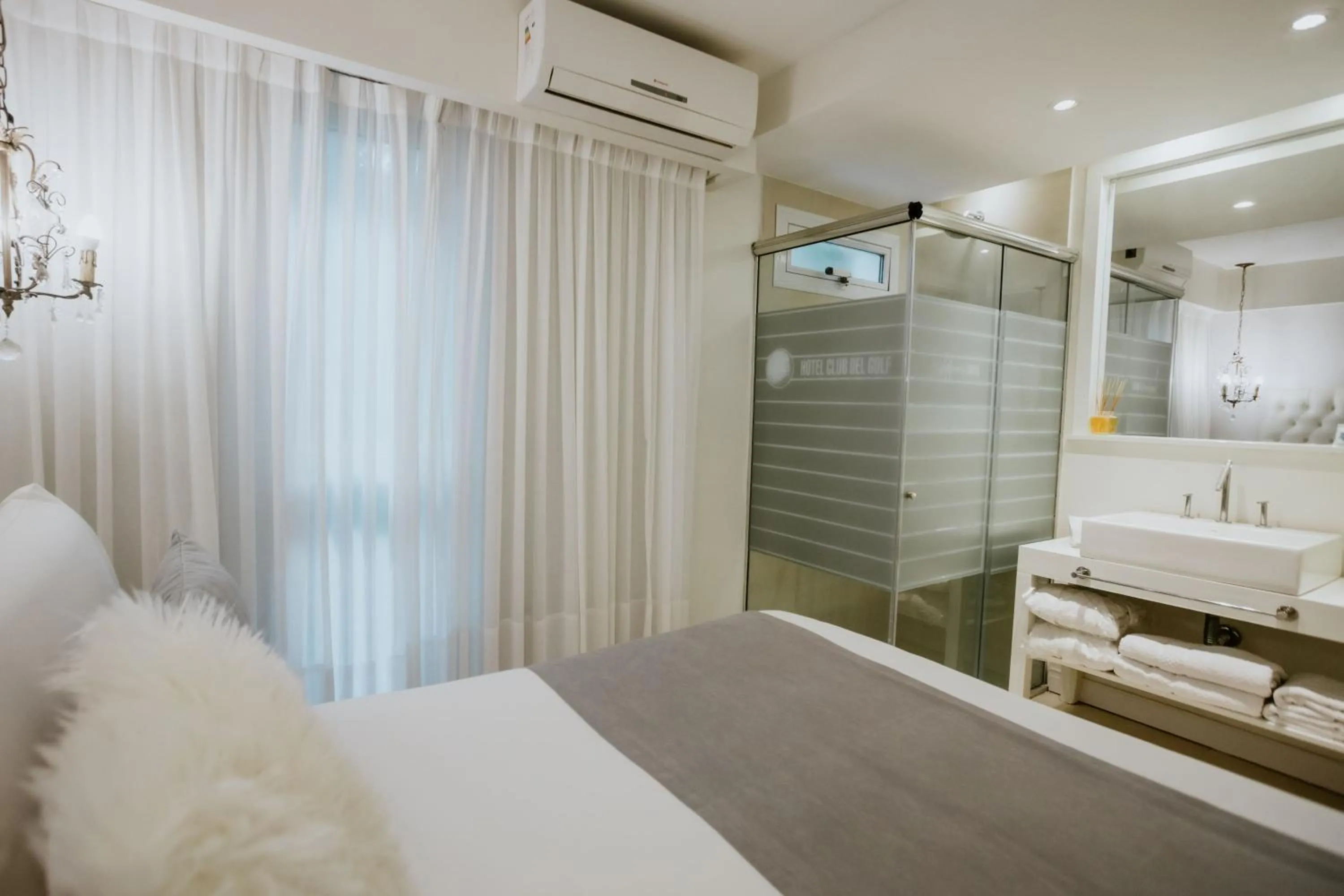 Shower, Bed in Hotel Club del Golf