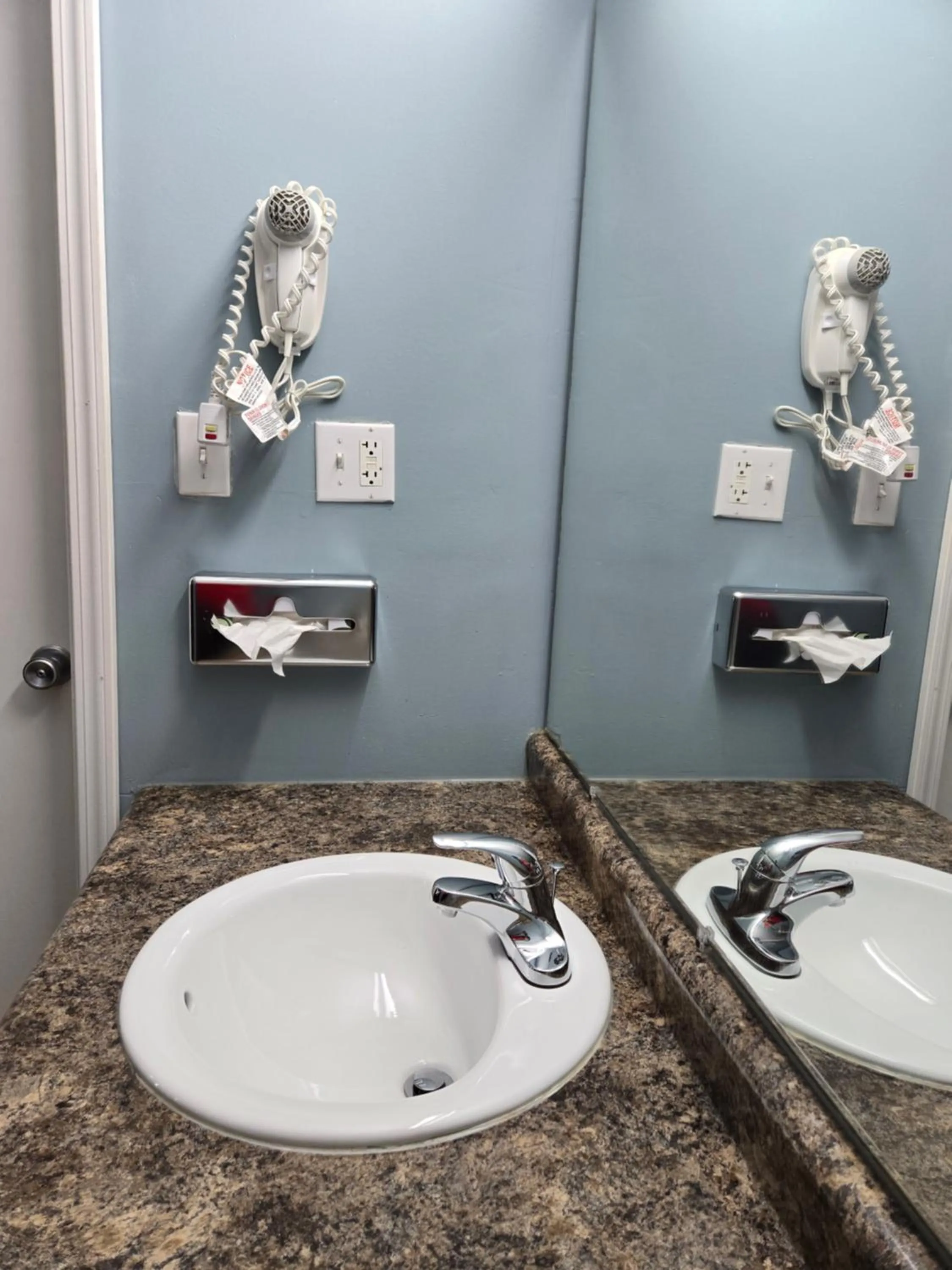 Bathroom in Plaza Inn Springfield