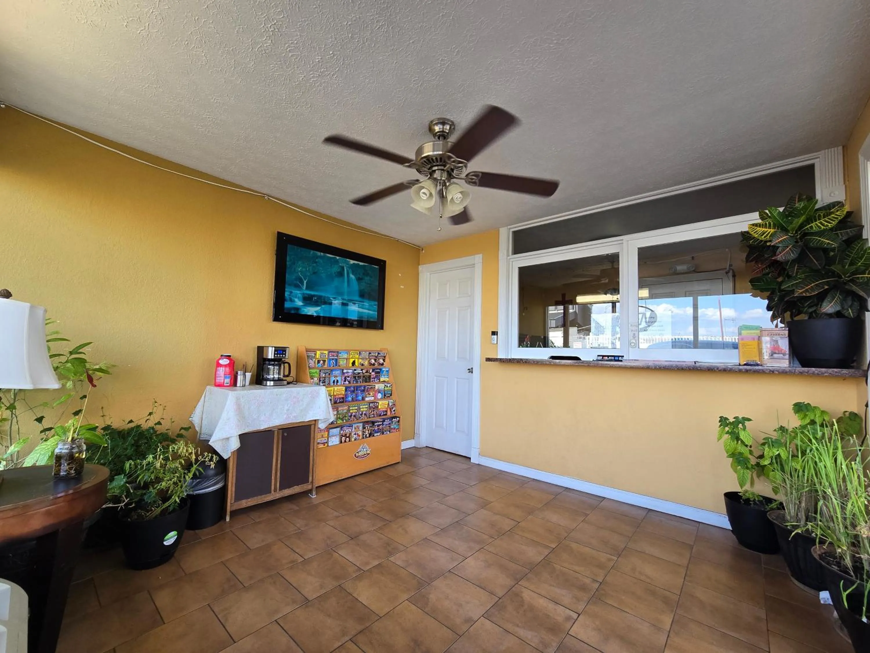Coffee/tea facilities in Plaza Inn Springfield