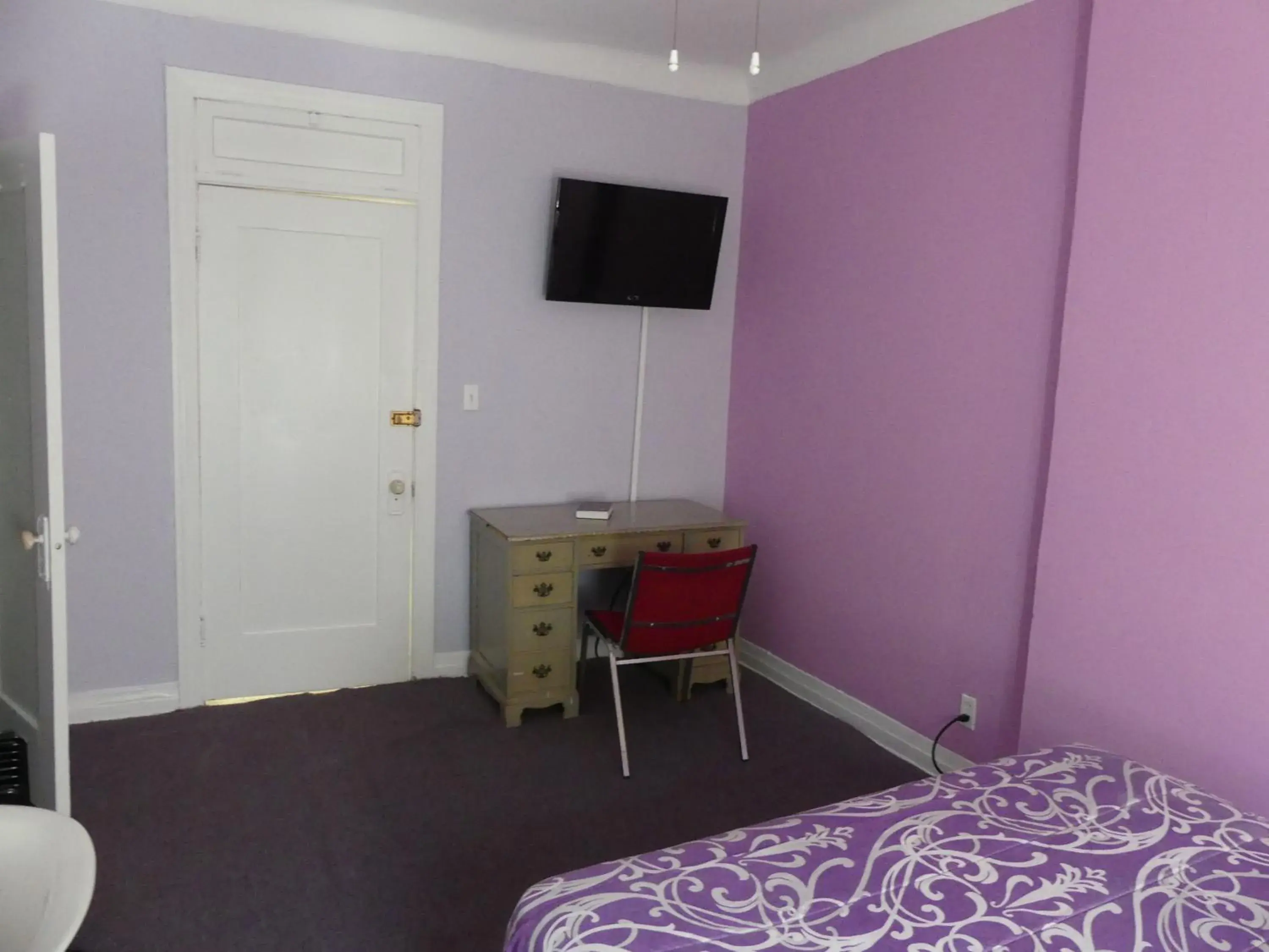 Bed in Hotel del Flores Bed in Hotel del Flores