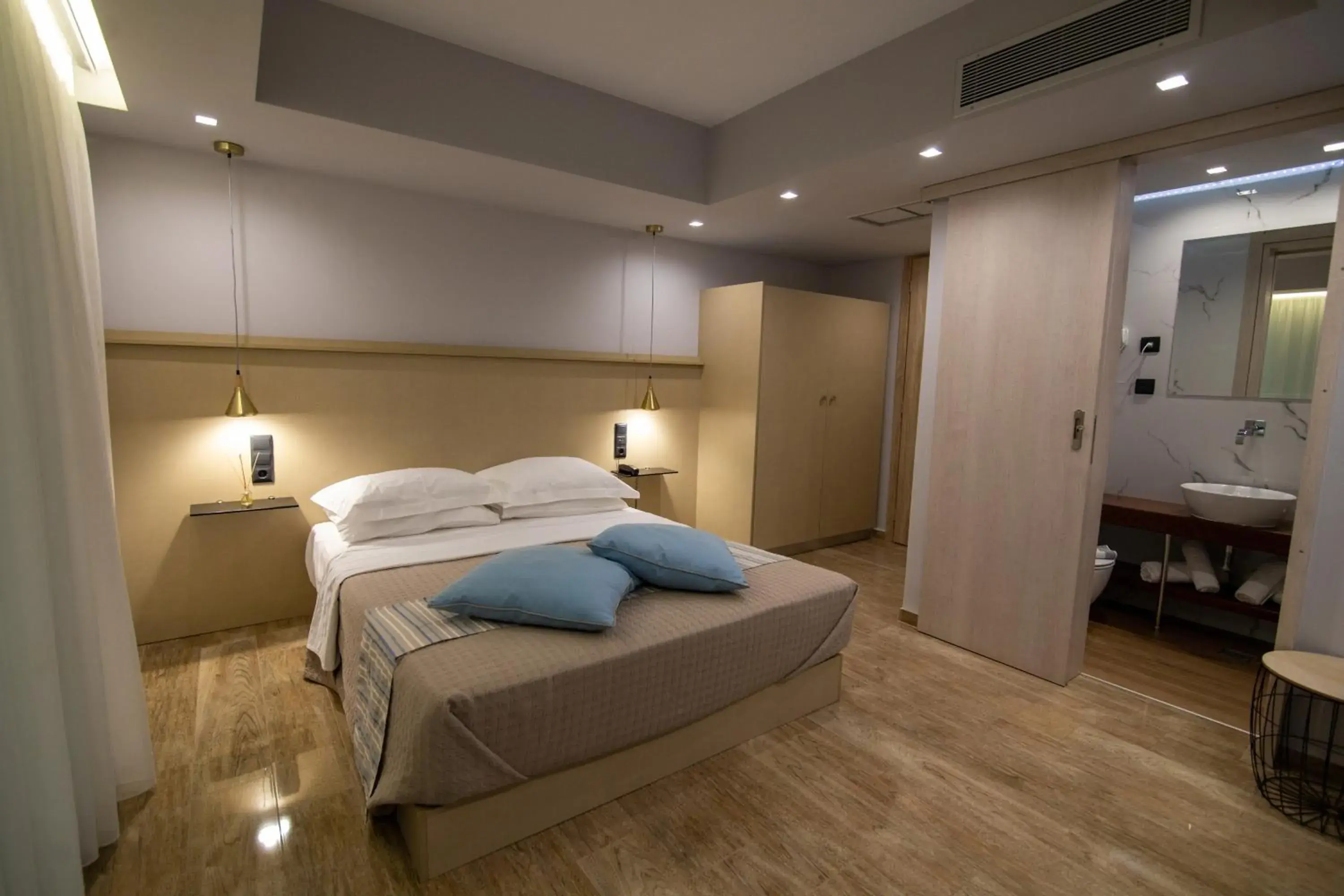 Bed in Aianteion Bay Luxury Hotel & Suites Bed in Aianteion Bay Luxury Hotel & Suites