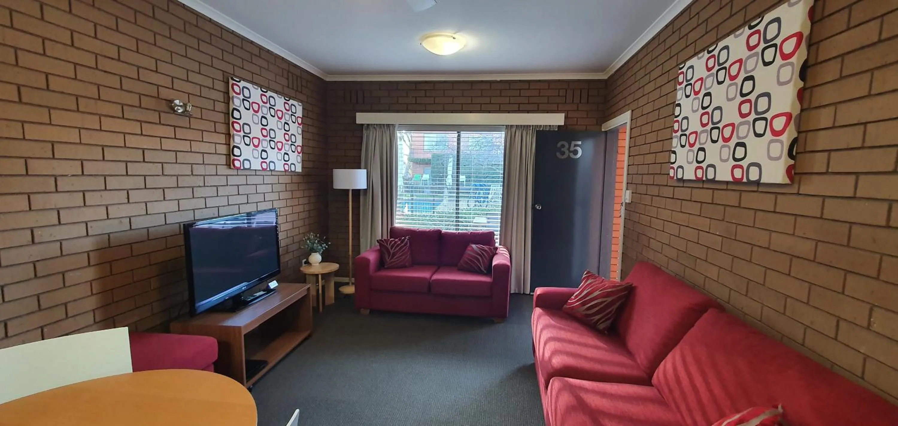 TV and multimedia in Parkview Motor Inn and Apartments