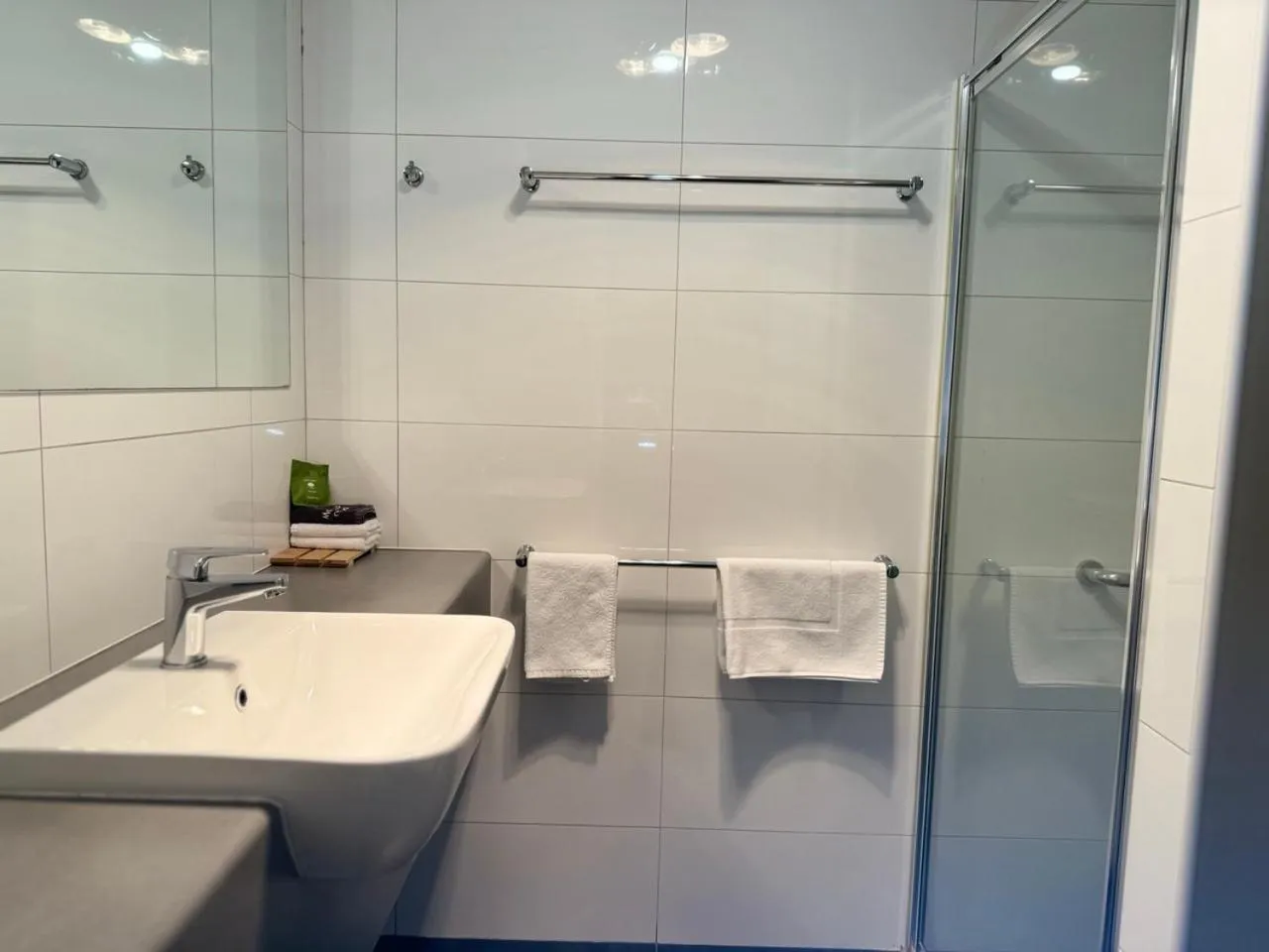 Bathroom in Parkview Motor Inn and Apartments