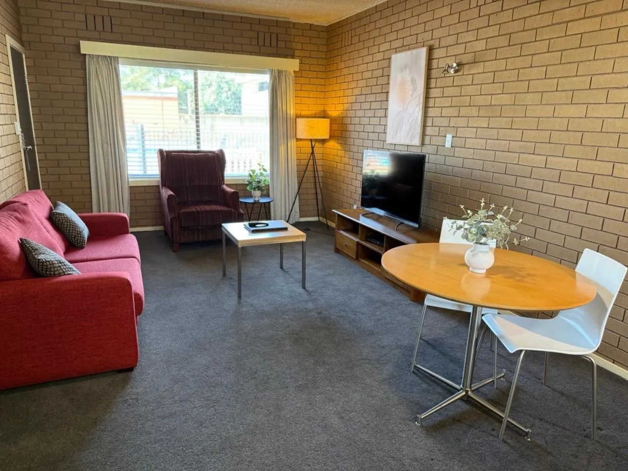 Living room in Parkview Motor Inn and Apartments