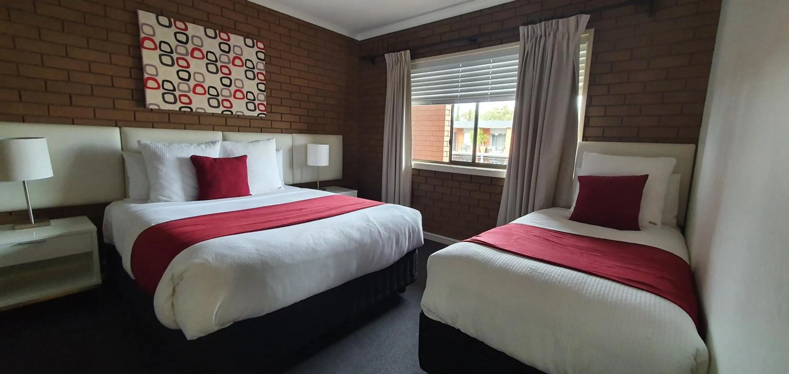 Bed in Parkview Motor Inn and Apartments