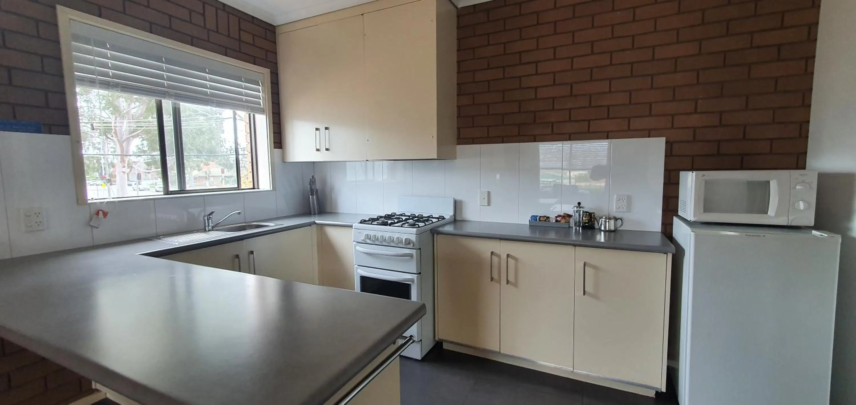 Kitchen or kitchenette in Parkview Motor Inn and Apartments