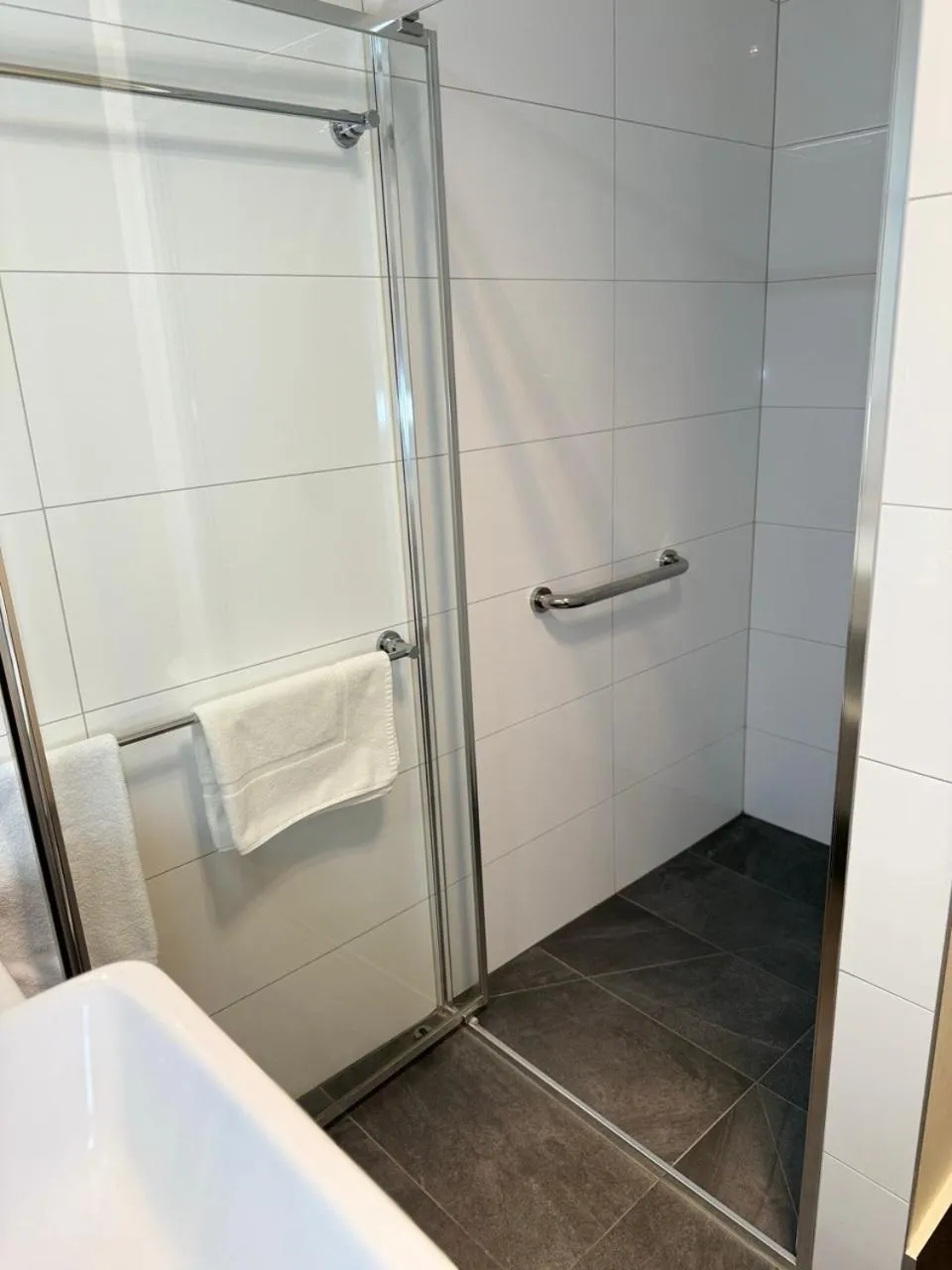 Shower in Parkview Motor Inn and Apartments