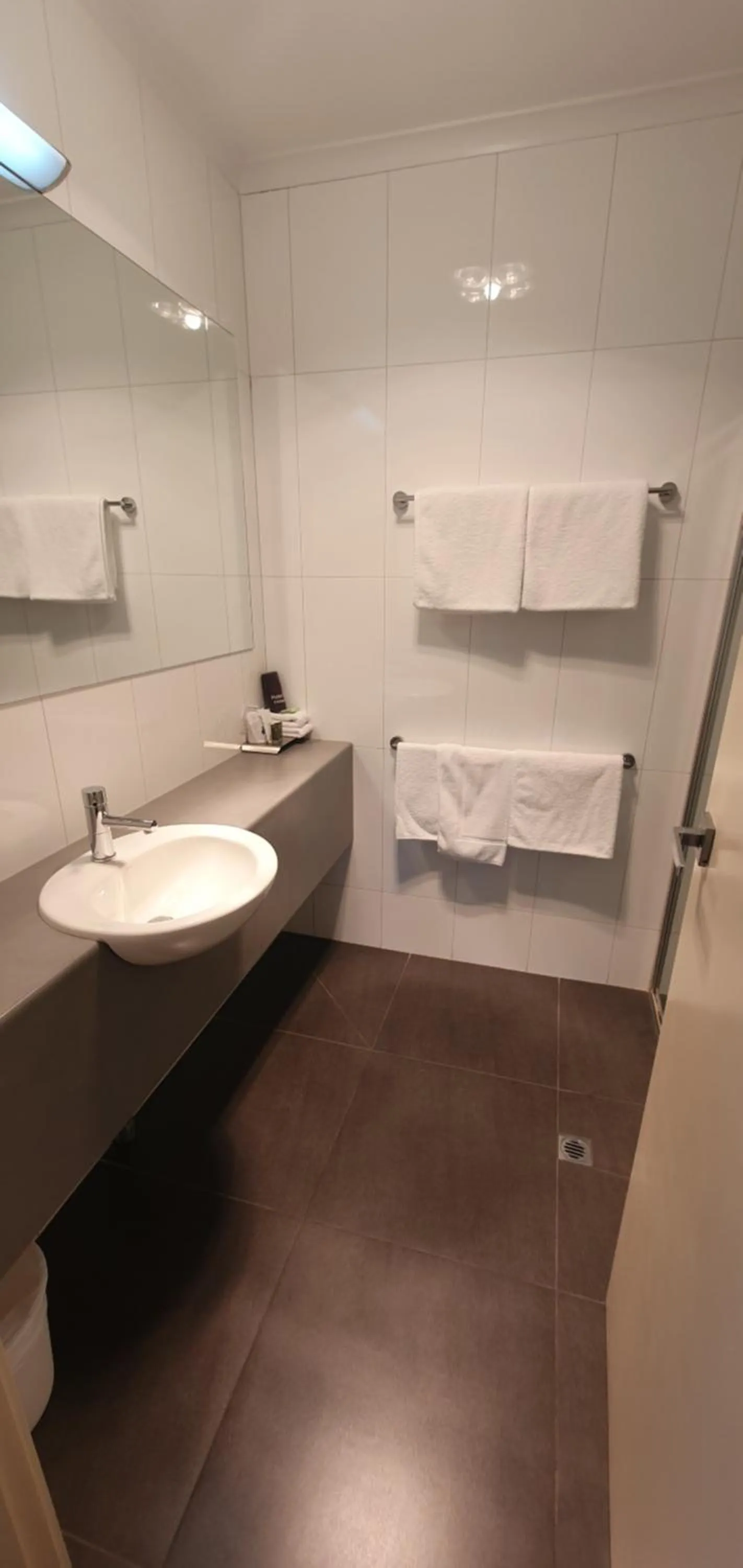 Shower in Parkview Motor Inn and Apartments