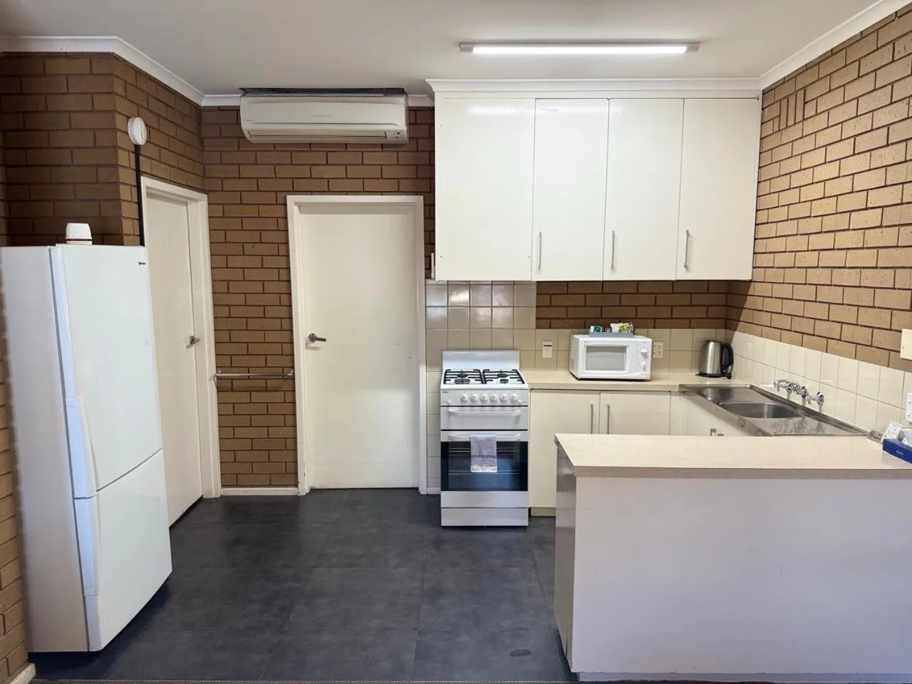 Kitchen or kitchenette in Parkview Motor Inn and Apartments