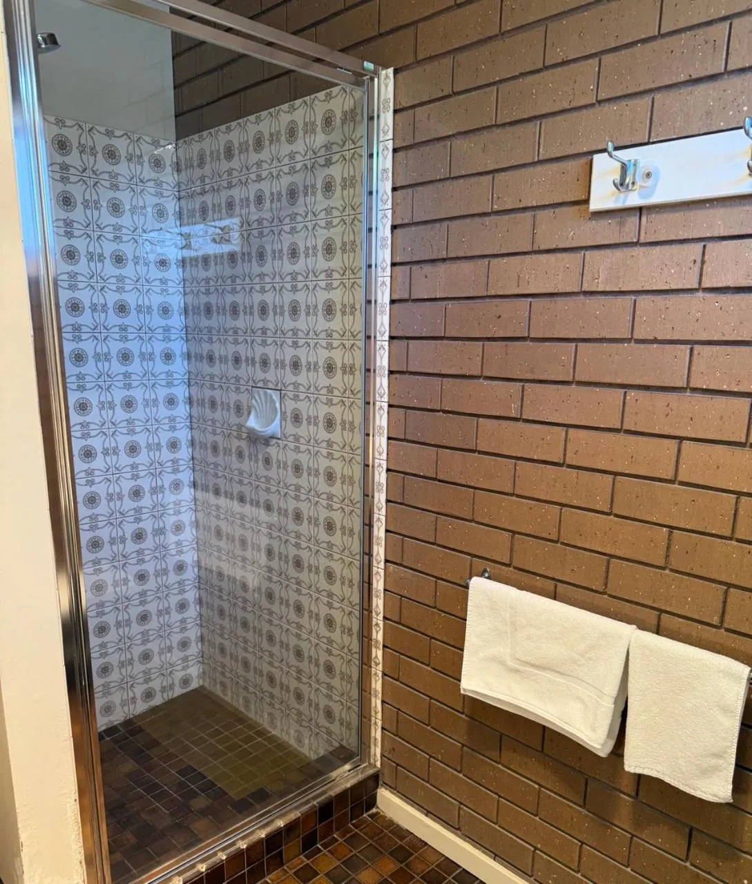 Shower in Parkview Motor Inn and Apartments