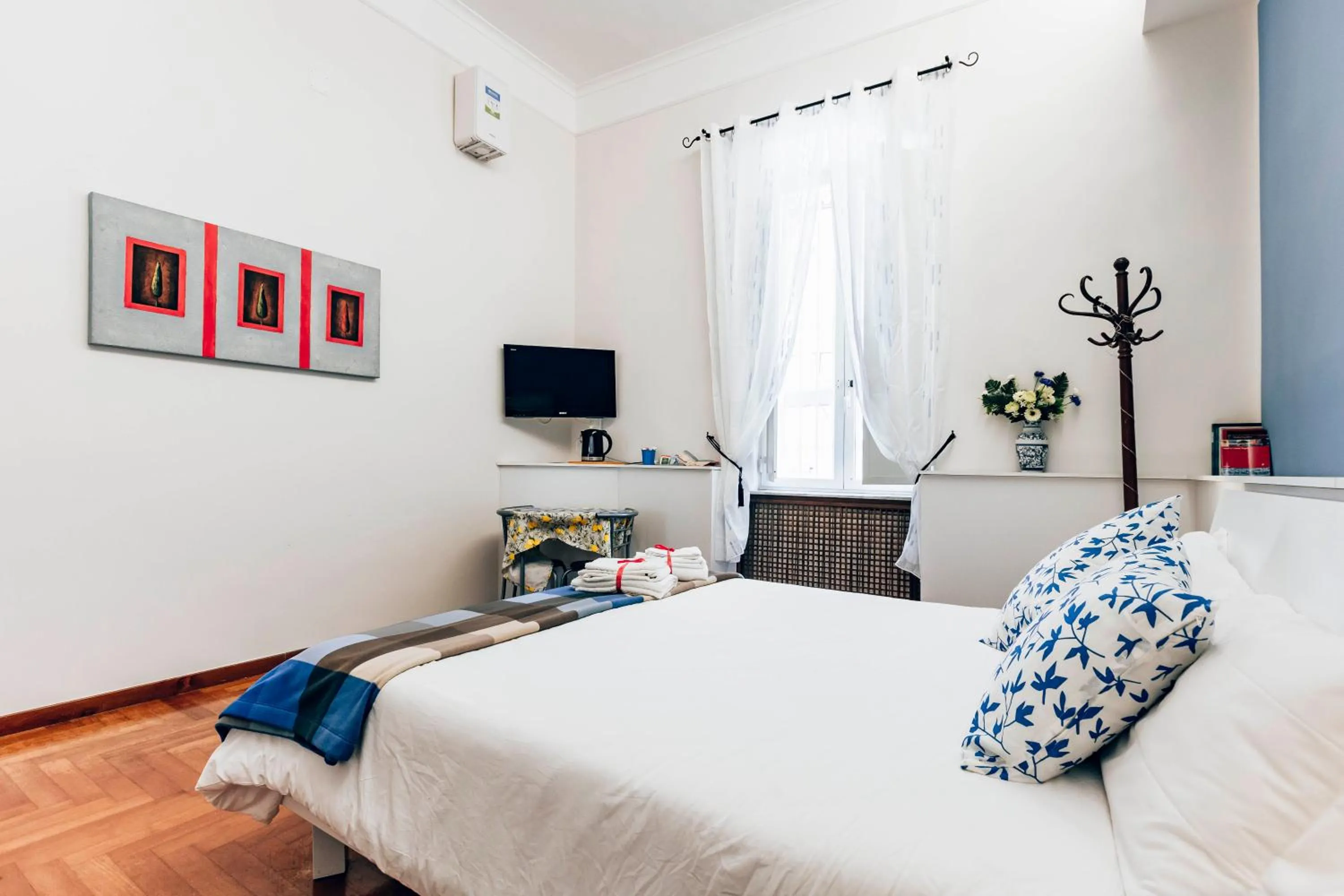 Photo of the whole room, Bed in La Casa Del Sole A Mergellina